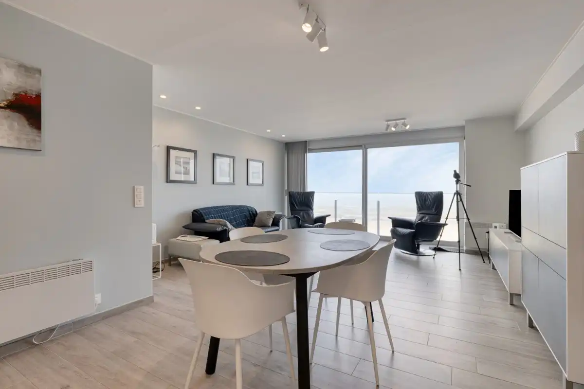 Volledig gerenoveerd tweeslaapkamer appartement op de zeedijk! foto {{pictureIndex}}