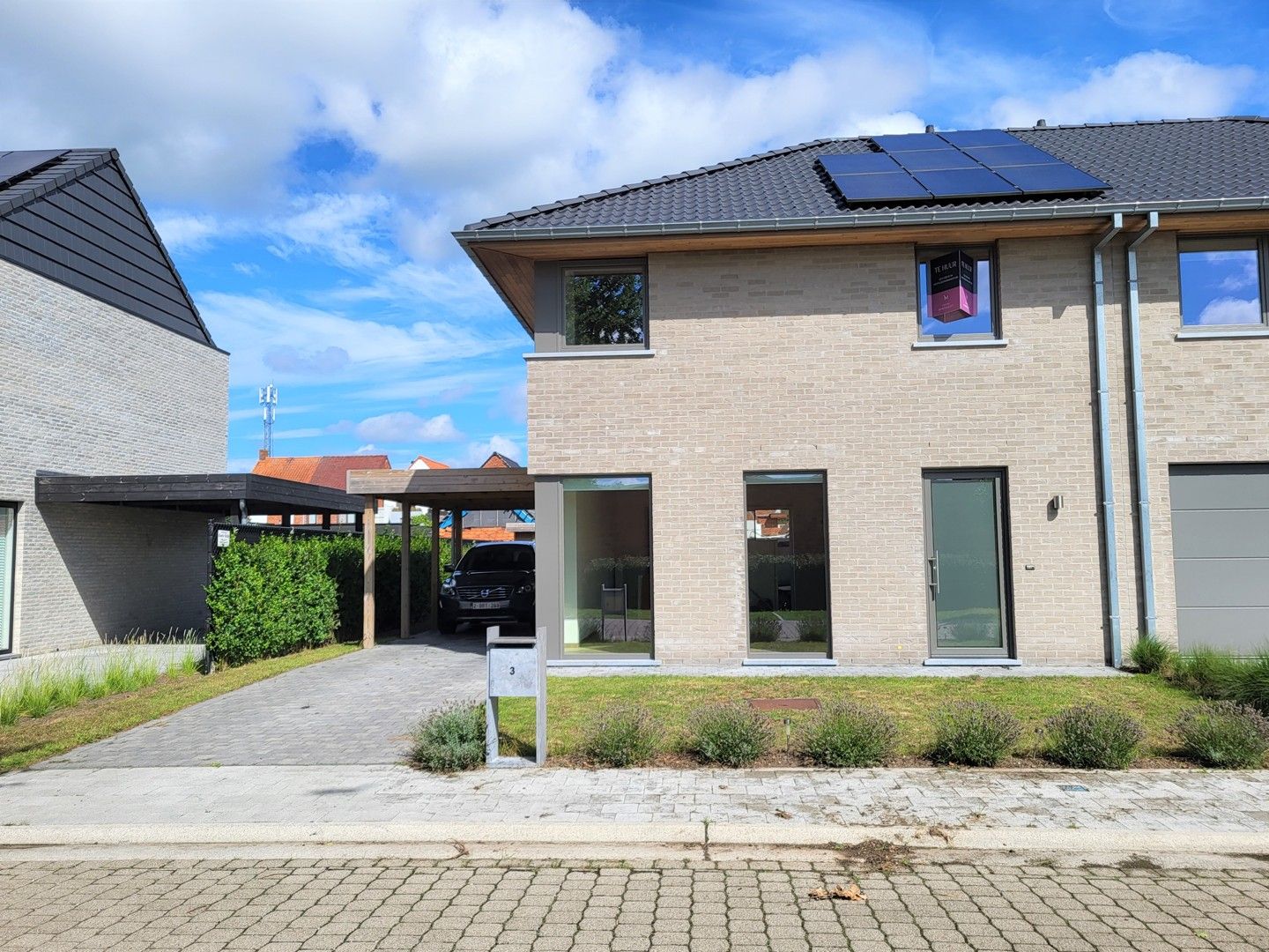 Halfopen woning in rustige straat foto {{pictureIndex}}