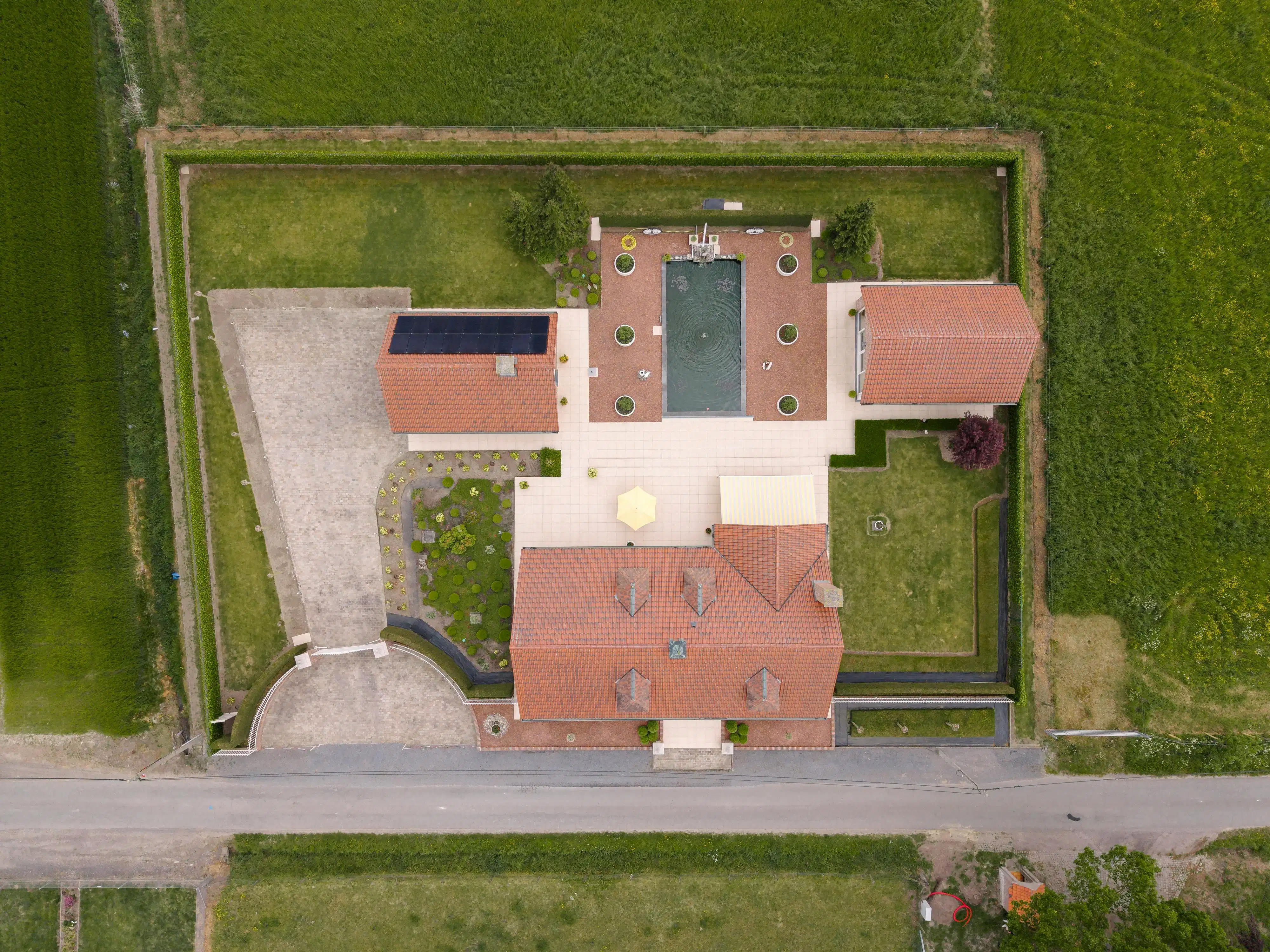 Landelijke villa met bijgebouwen op rustige, groene ligging foto {{pictureIndex}}