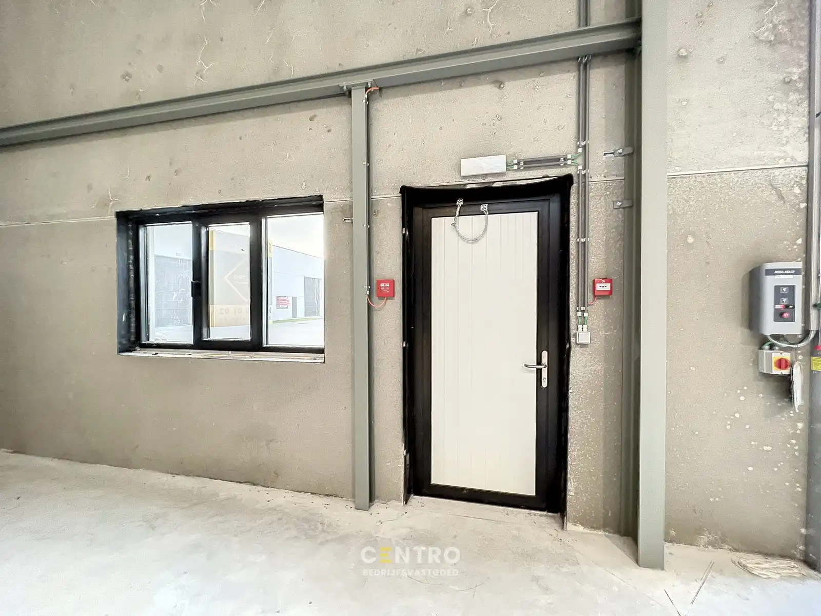 NB MAGAZIJN (312m2), voorzien van sectionaalpoort, deur, raam (voor kantoor) en 2 private parkeerplaatsen op industriezone te Waregem. foto 10