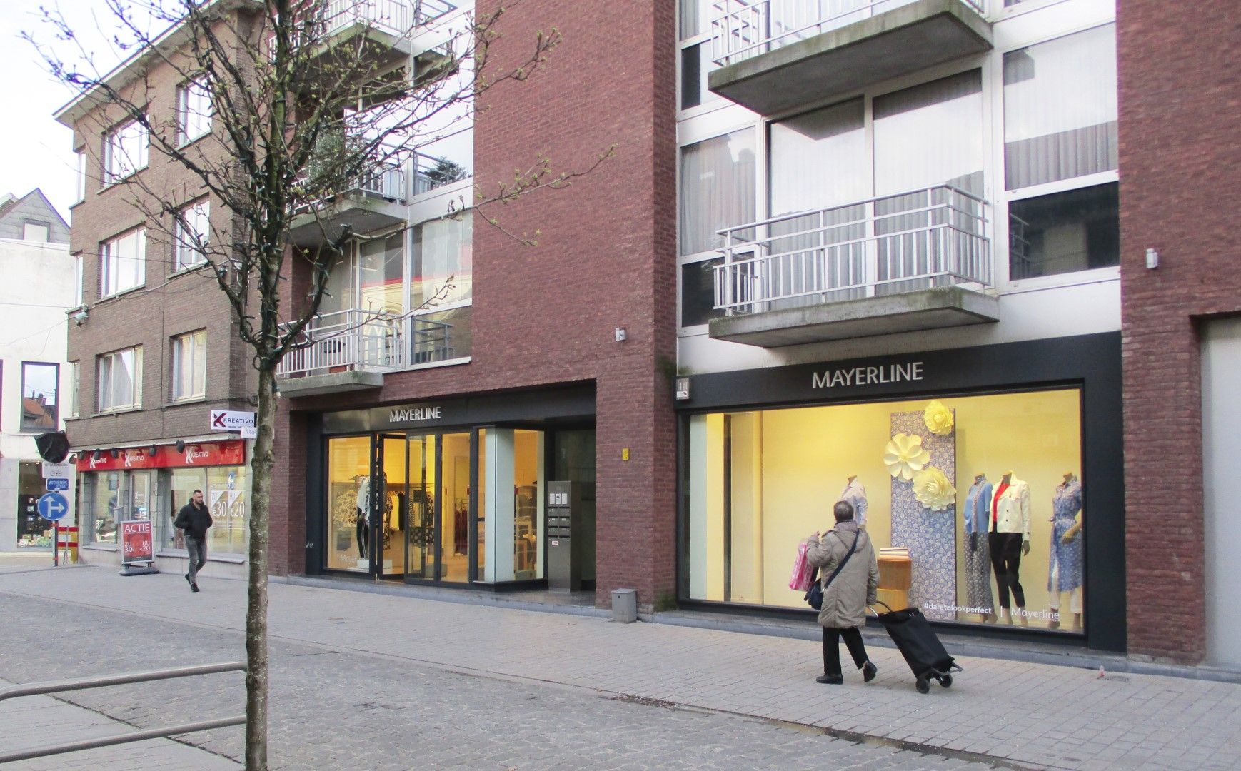 MODERN GELIJKVLOERS (KANTOOR OF WINKEL) CENTRUM foto {{pictureIndex}}