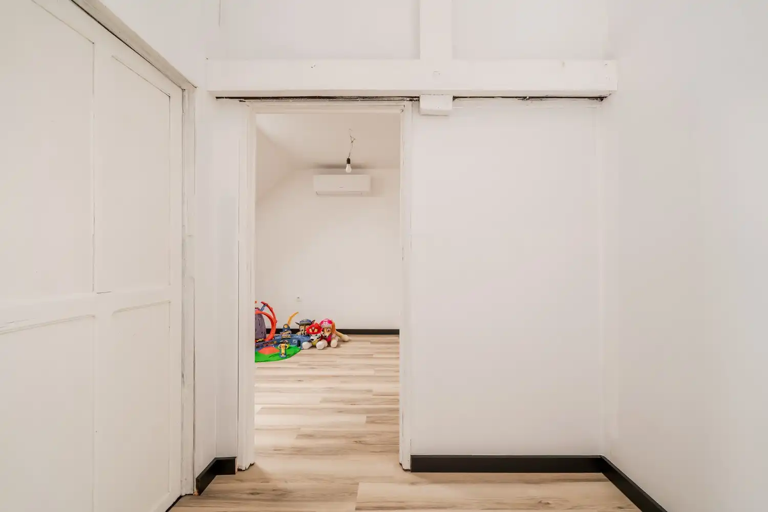Ruime gerenoveerde woning met 4 slaapkamers en prachtige tuin foto 22
