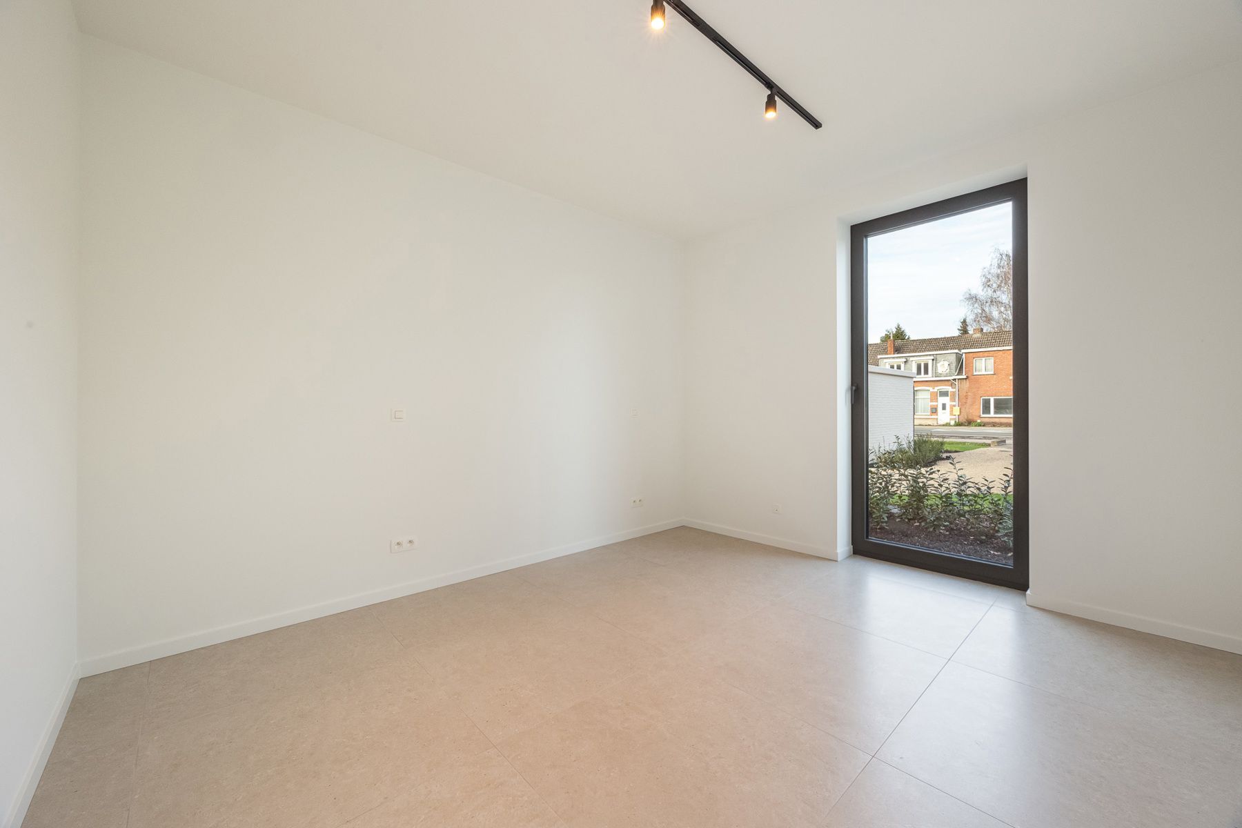 Prestigieus nieuwbouwappartement met ruime tuin en terras. foto 9