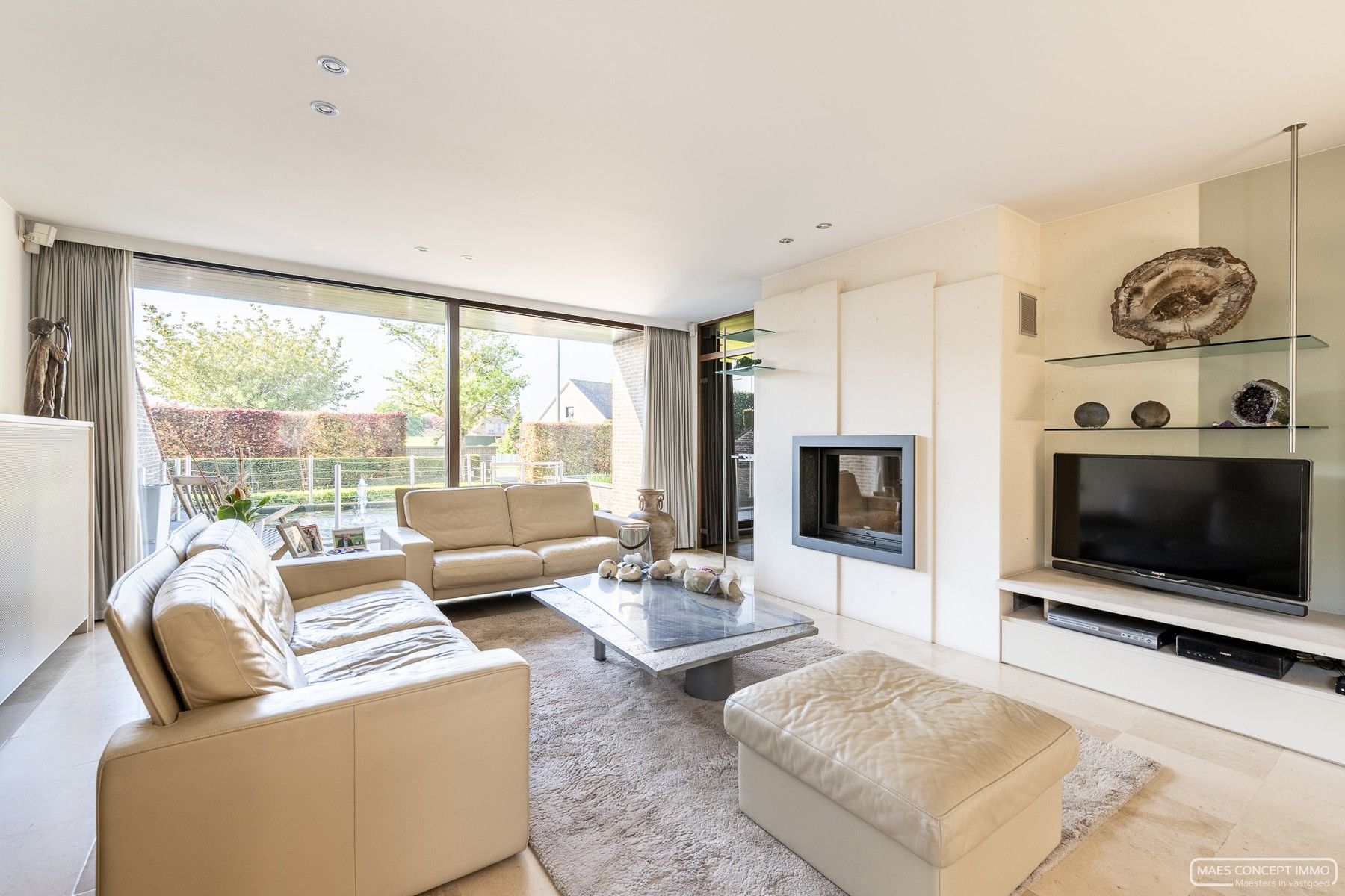 Villa te koop met uniek commercieel vastgoed: winkel, loods en over te nemen handelsfonds foto 6