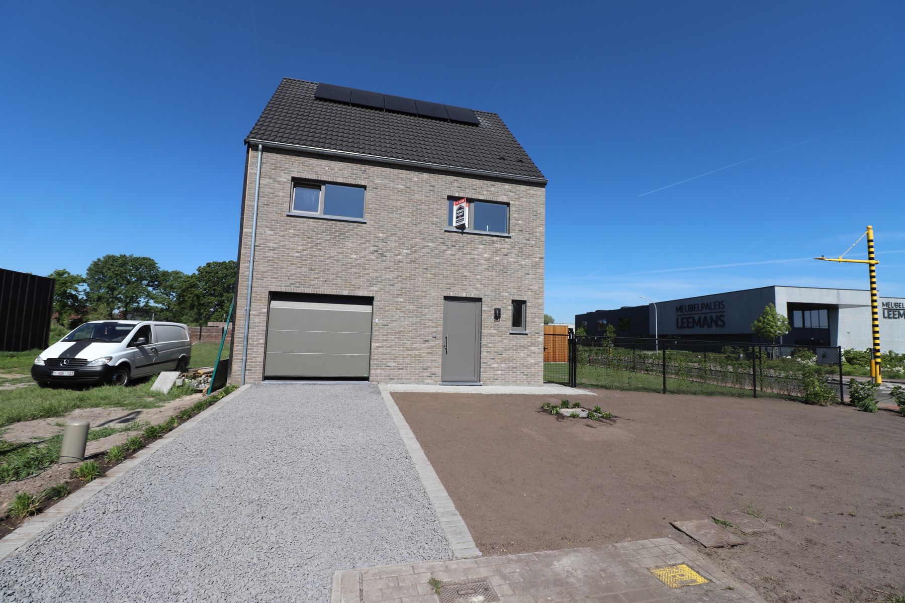 Energiezuinige nieuwbouwwoning met tuin vlakbij het centrum van Merksplas.  foto {{pictureIndex}}