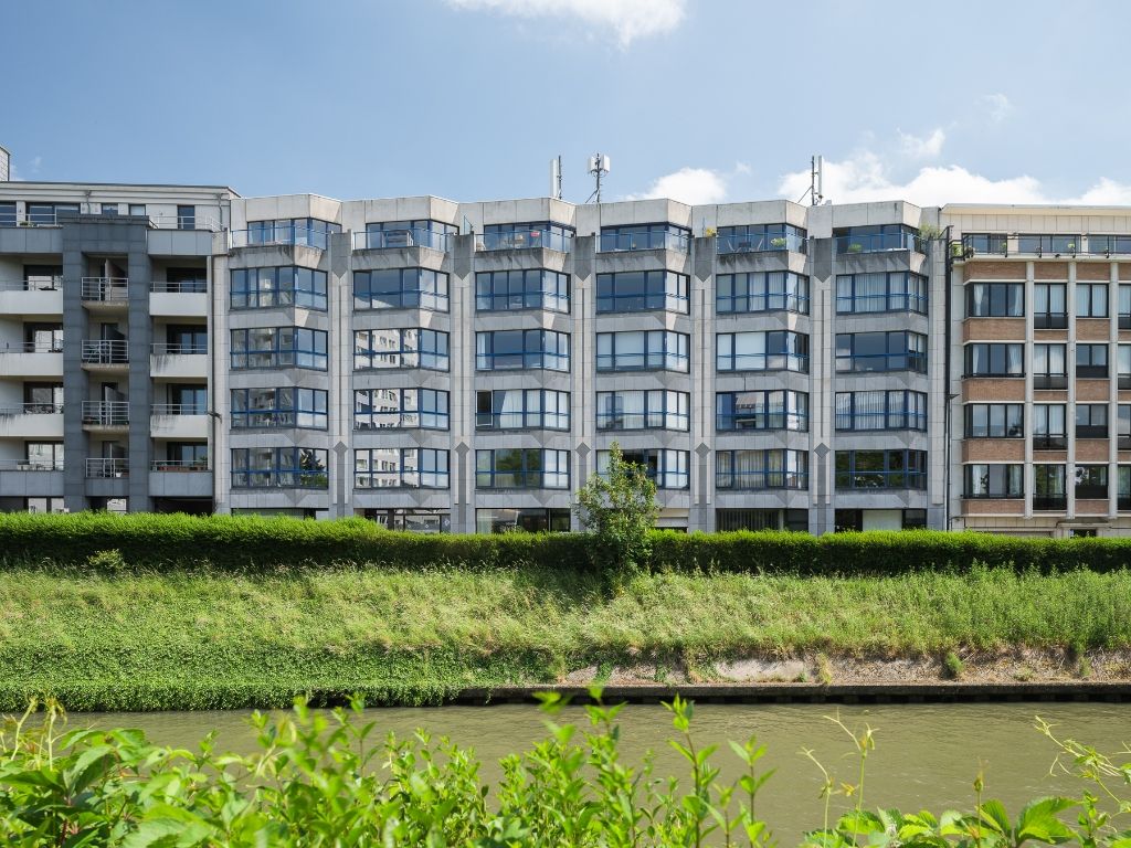 Licht op te frissen penthouse met 4 slaapkamers, meerdere zonneterrassen en een adembenemend uitzicht over de Leie en de Bijloke. Aankoop staanplaats. foto 24