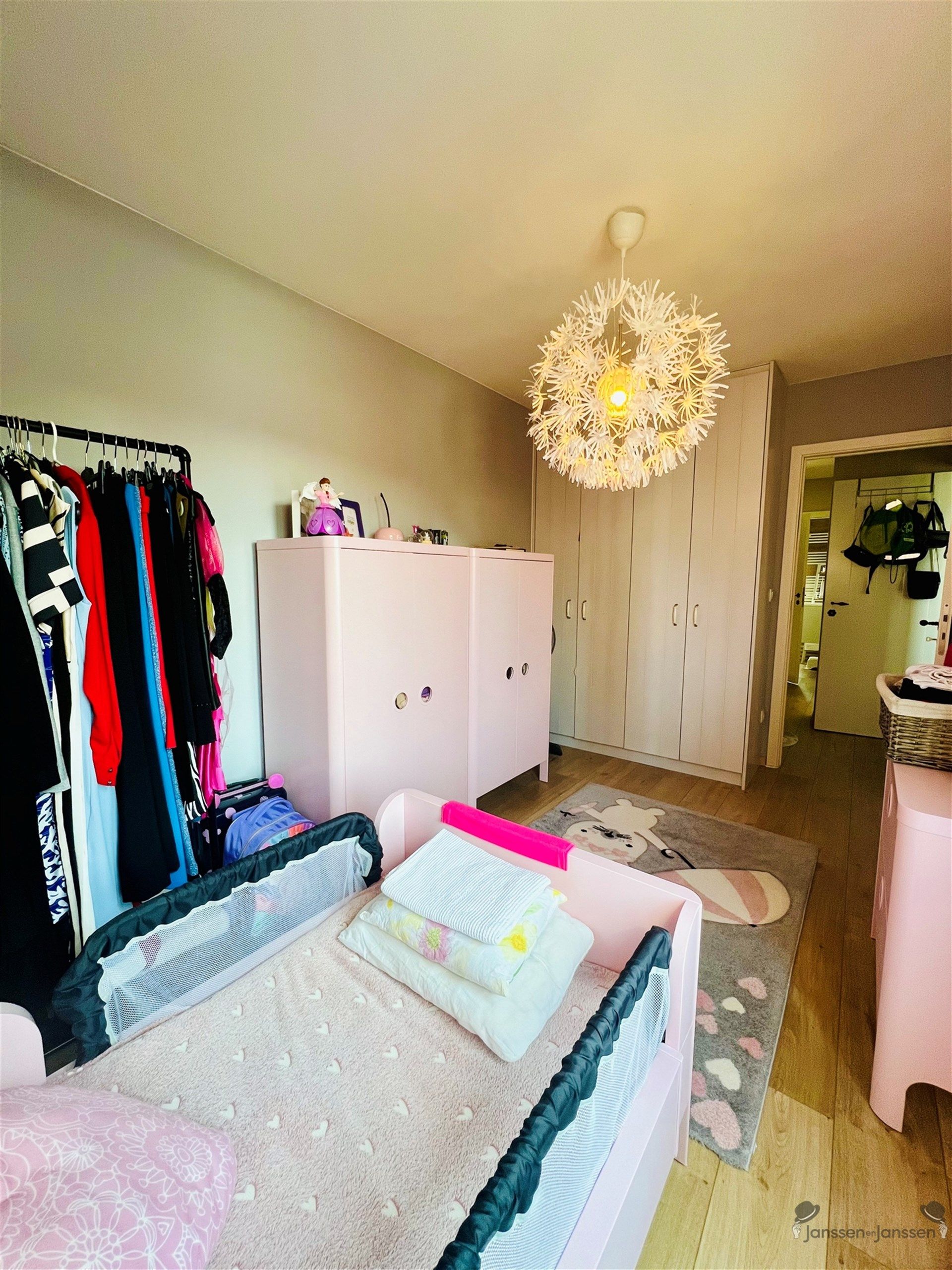 Gerenoveerde rijwoning met 3 slaapkamers & tuin foto 17