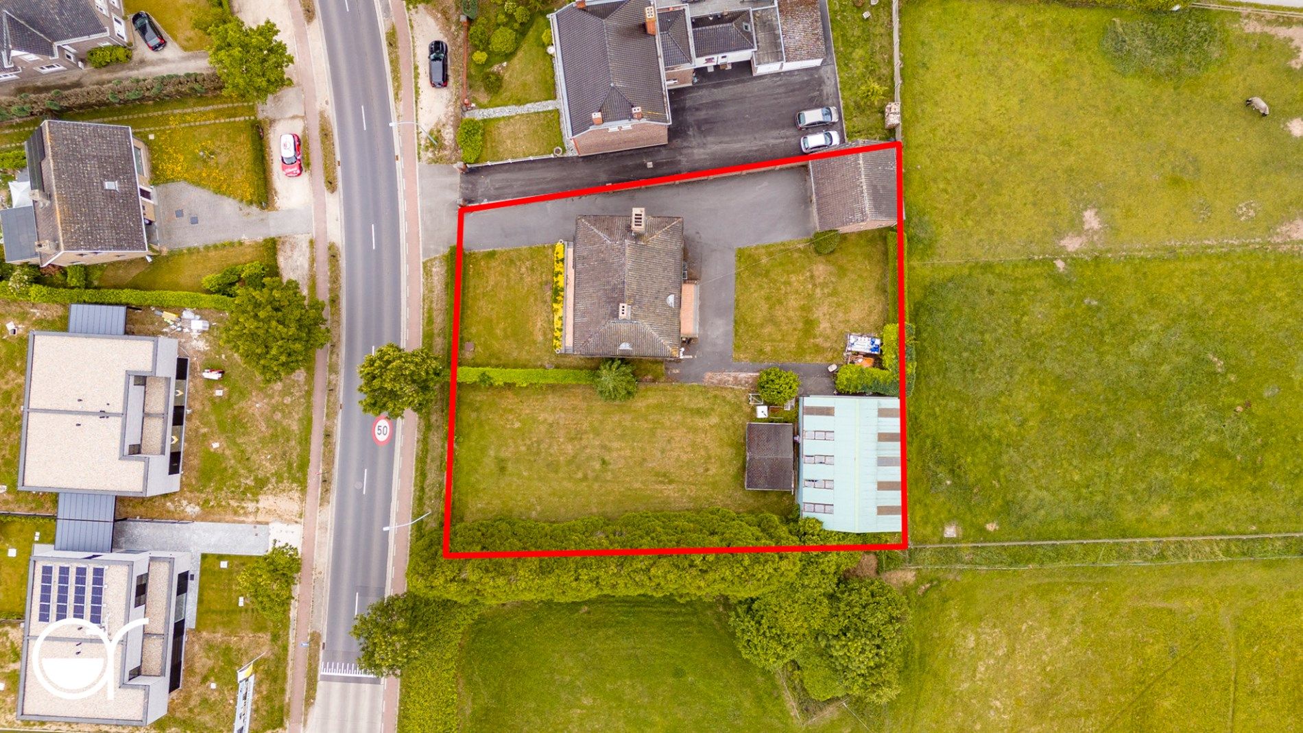 Te renoveren woning met magazijn, tuinhuis en dubbele garage foto 2