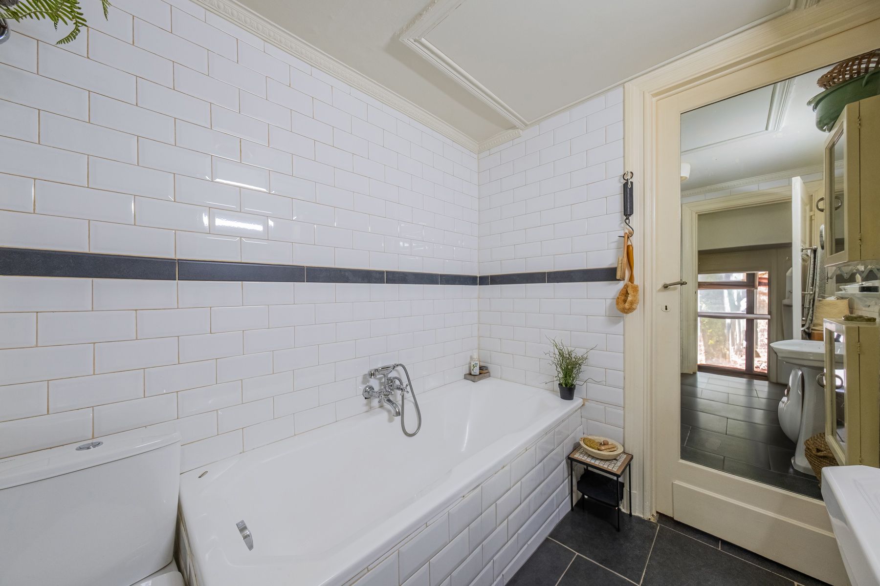 Wonen in een stuk geschiedenis met prachtige stadsoase foto 14