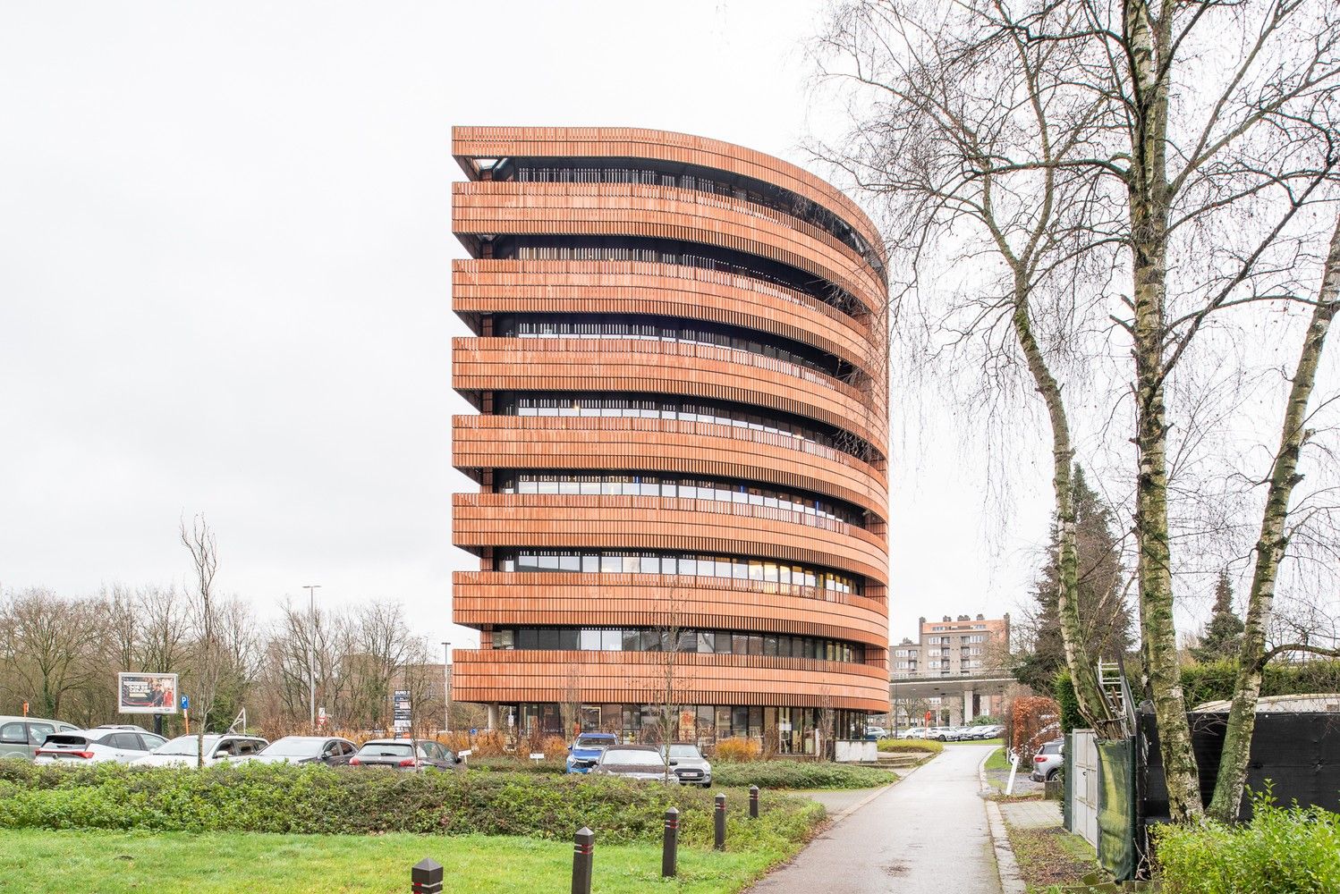 Volledig ingerichte en verhuurde kantoorverdieping in het zakelijke centrum van Genk (Botta-gebouw) foto 3