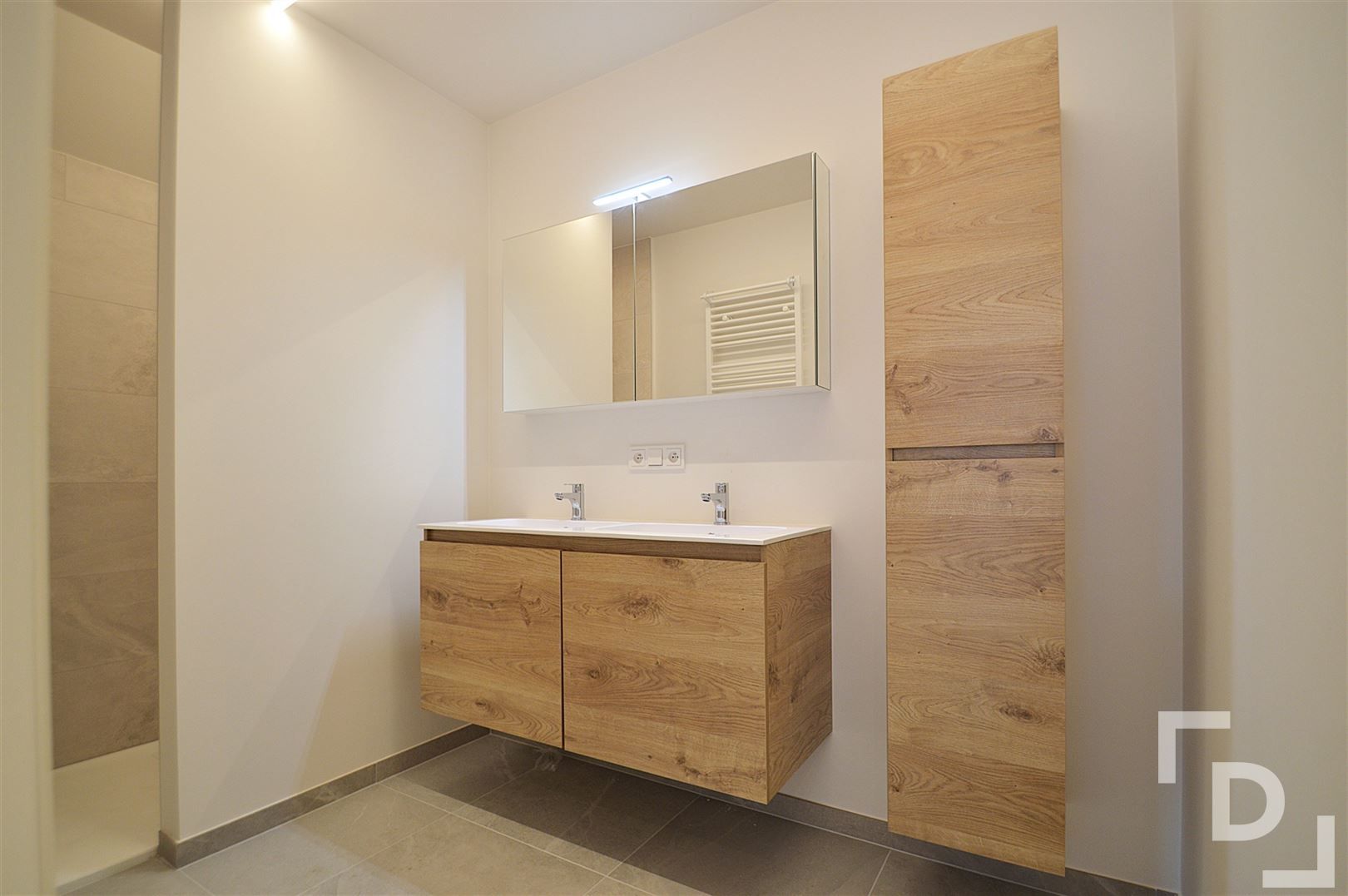 Nieuwbouwappartement van hoogwaardige afwerking met staanplaats te huur in centrum Ieper foto 6
