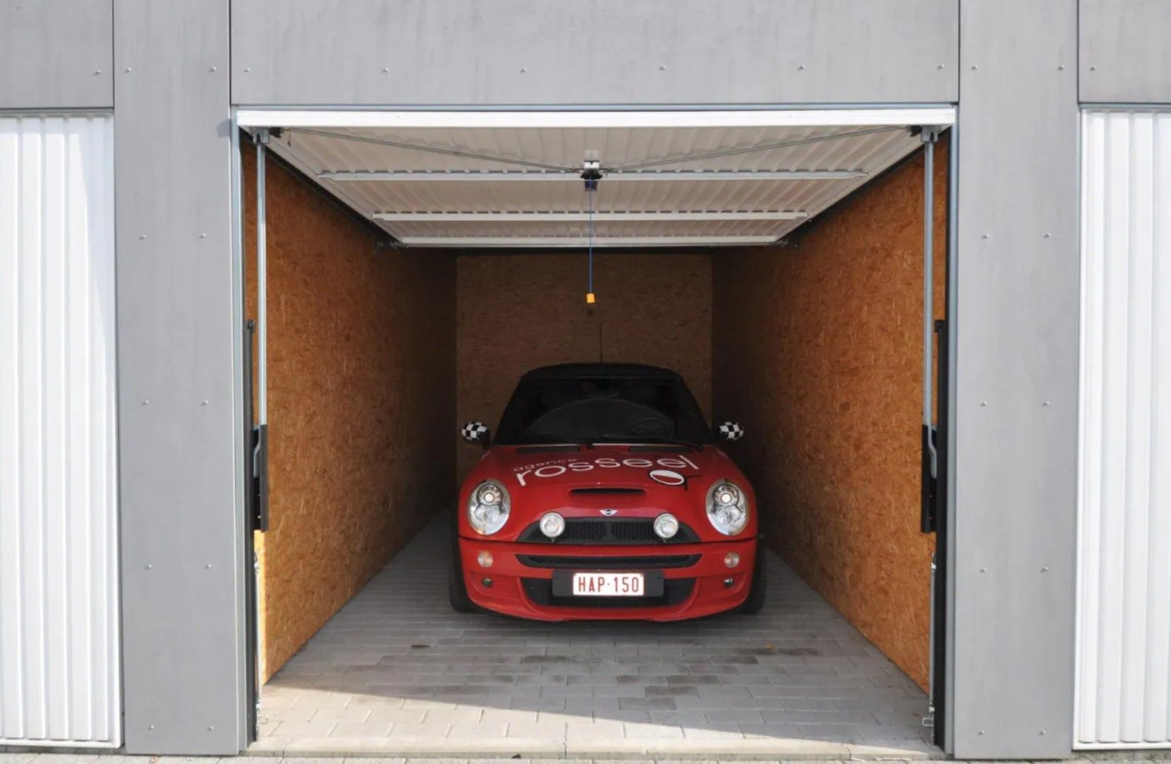 Garage aan het Sint-Pietersplein foto {{pictureIndex}}