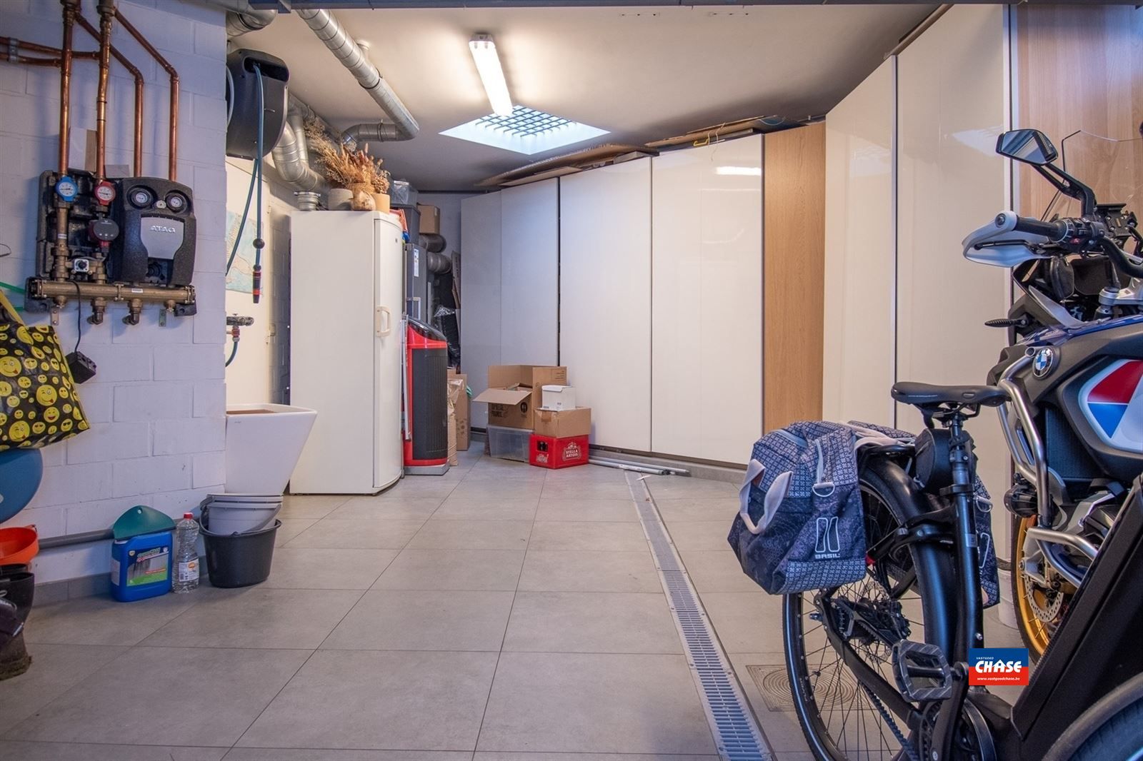 Unieke villa op toplocatie met drie slaapkamers, ruime inpandige garage, dubbele oprit en mooie tuin omringd door natuurgebied foto 25