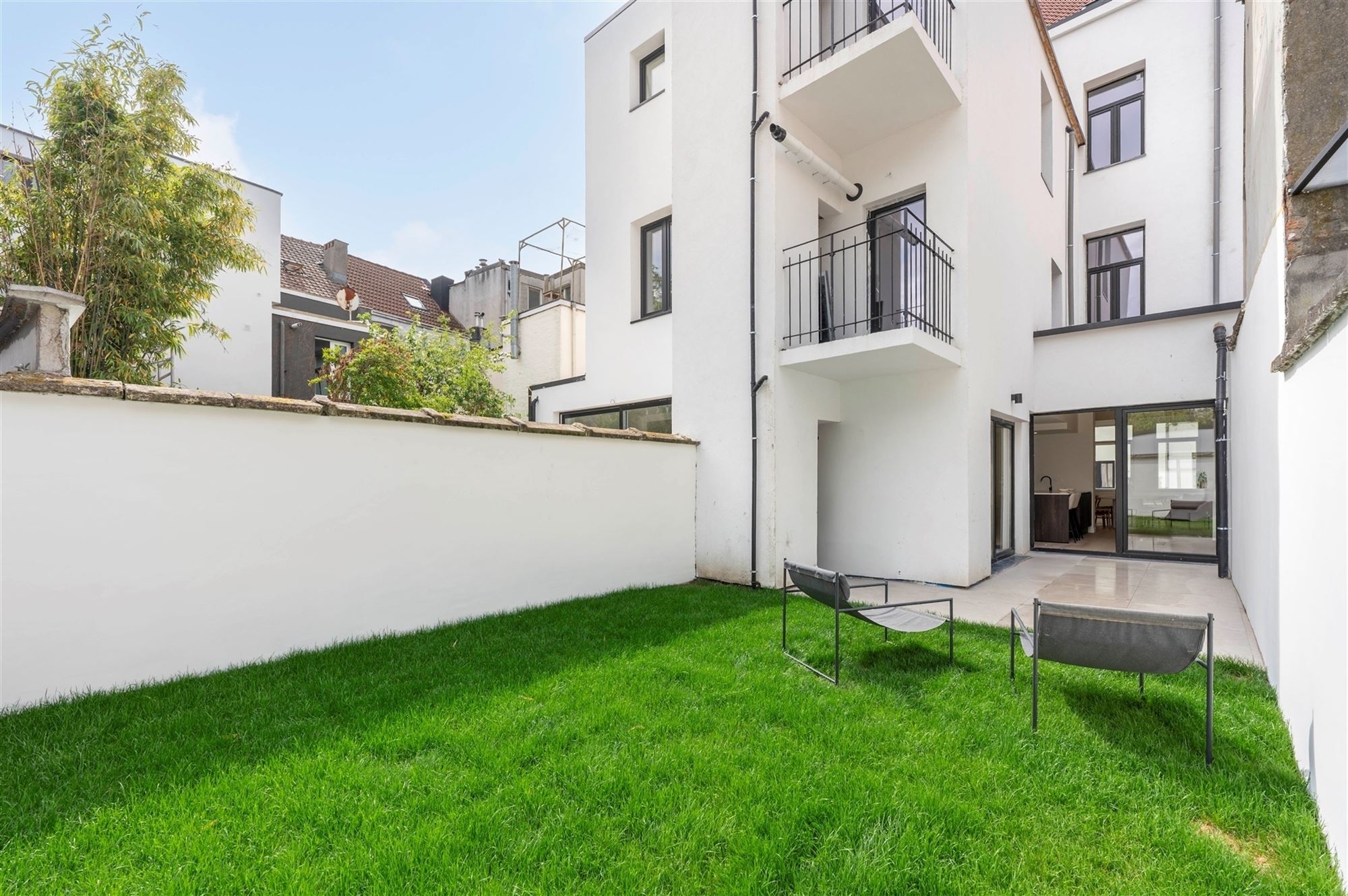 Ruime gerenoveerde woning met tuin foto 16