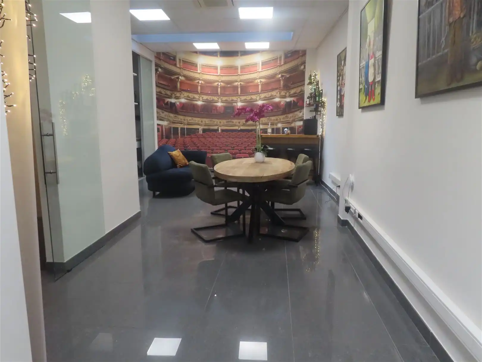 Winkelruimte/Kantoorruimte aan Stadsschouwburg foto 3