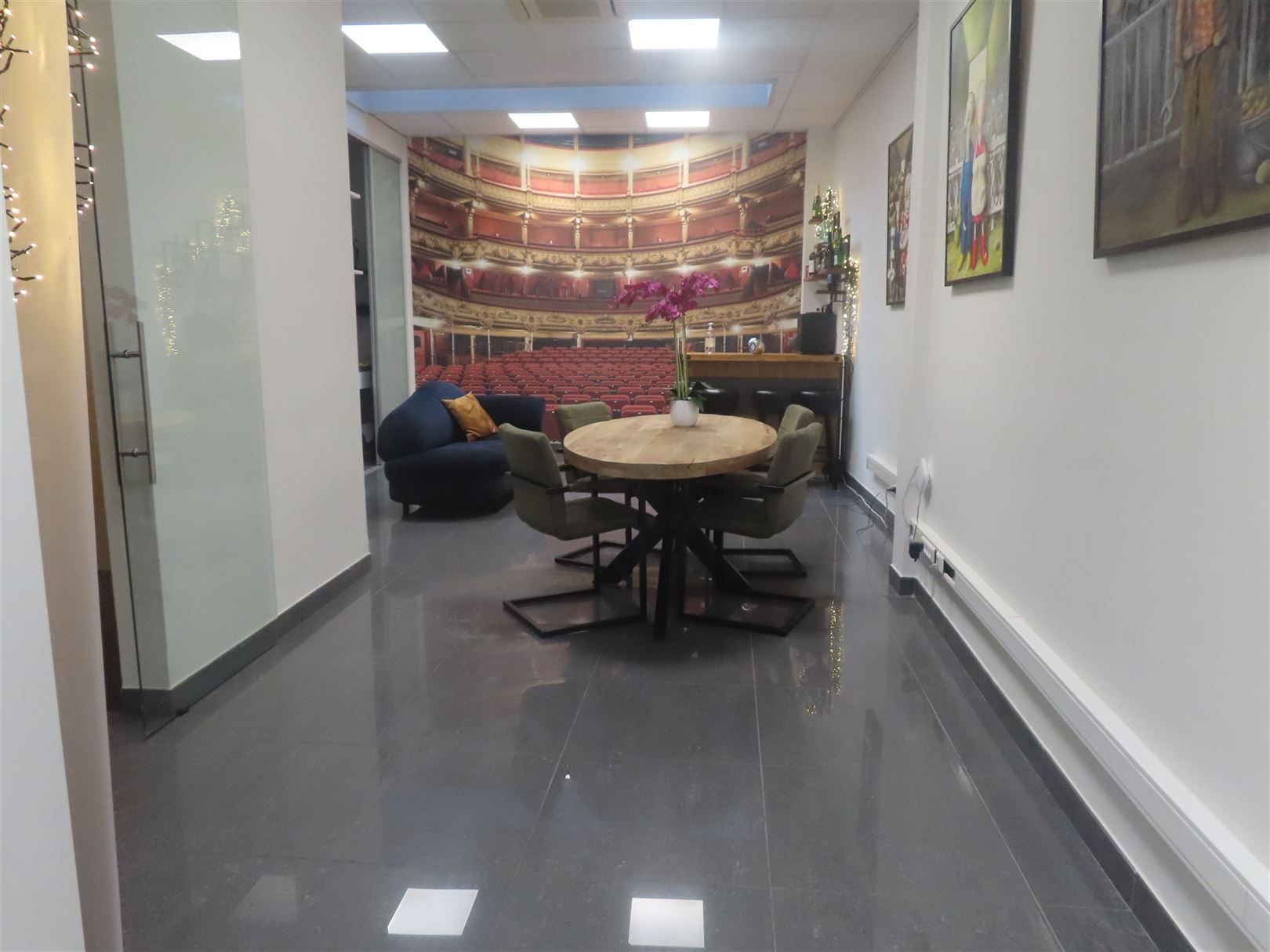 Winkelruimte/Kantoorruimte aan Stadsschouwburg foto 3