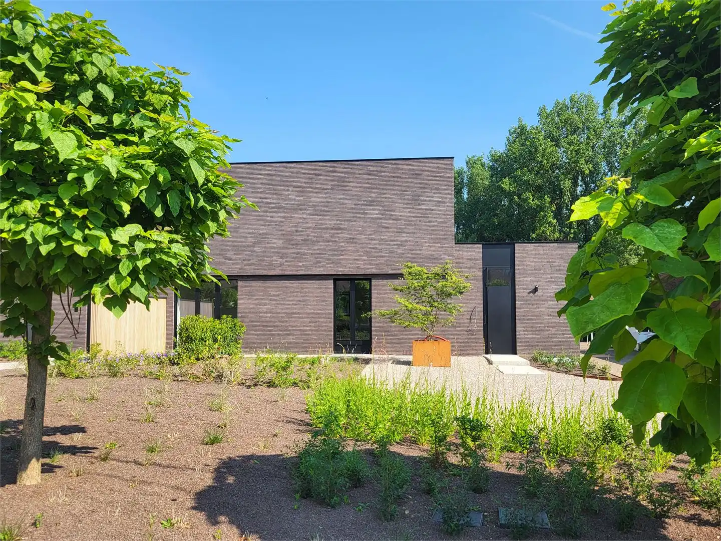 Prachtige moderne woning met bewoonbare oppervlakte van 166m² op 1209m² met zonnige tuin en garage. foto 2