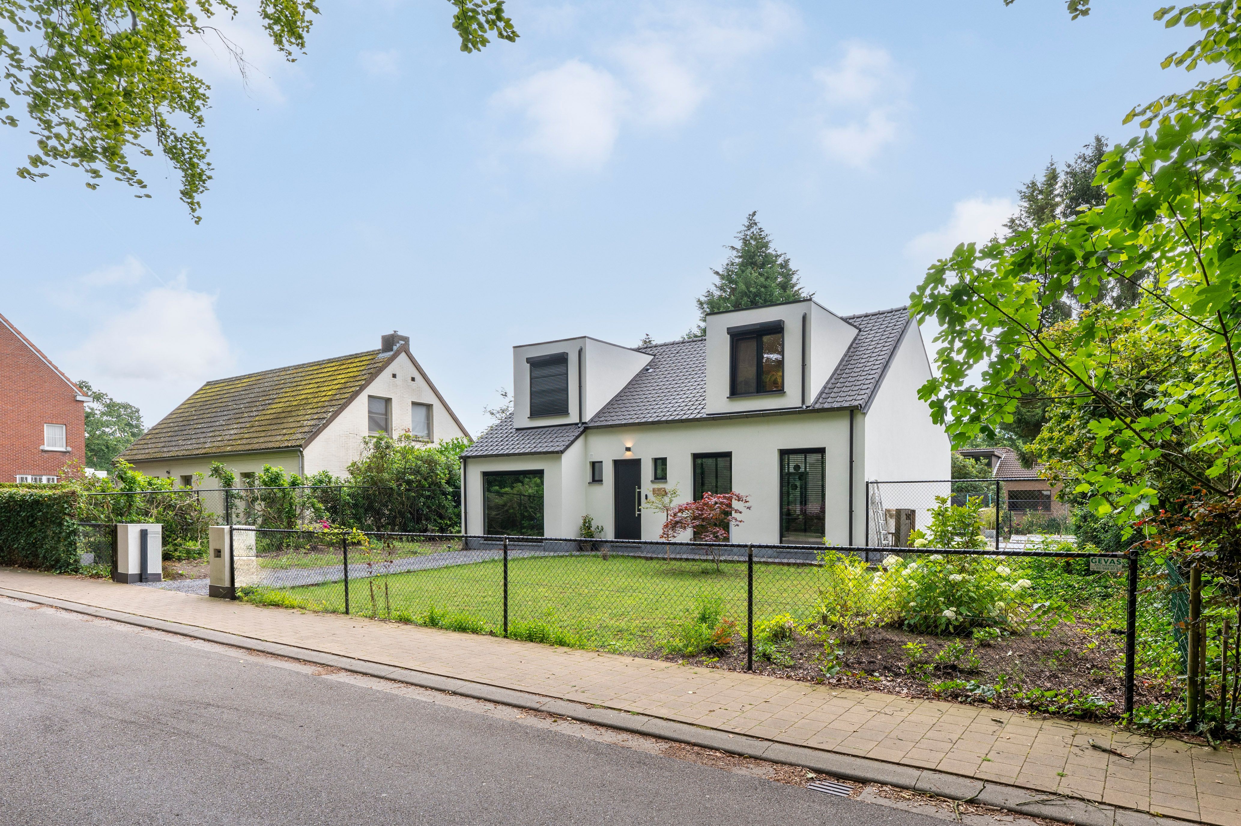 Gerenoveerde villa met 5 slaapkamers foto 1