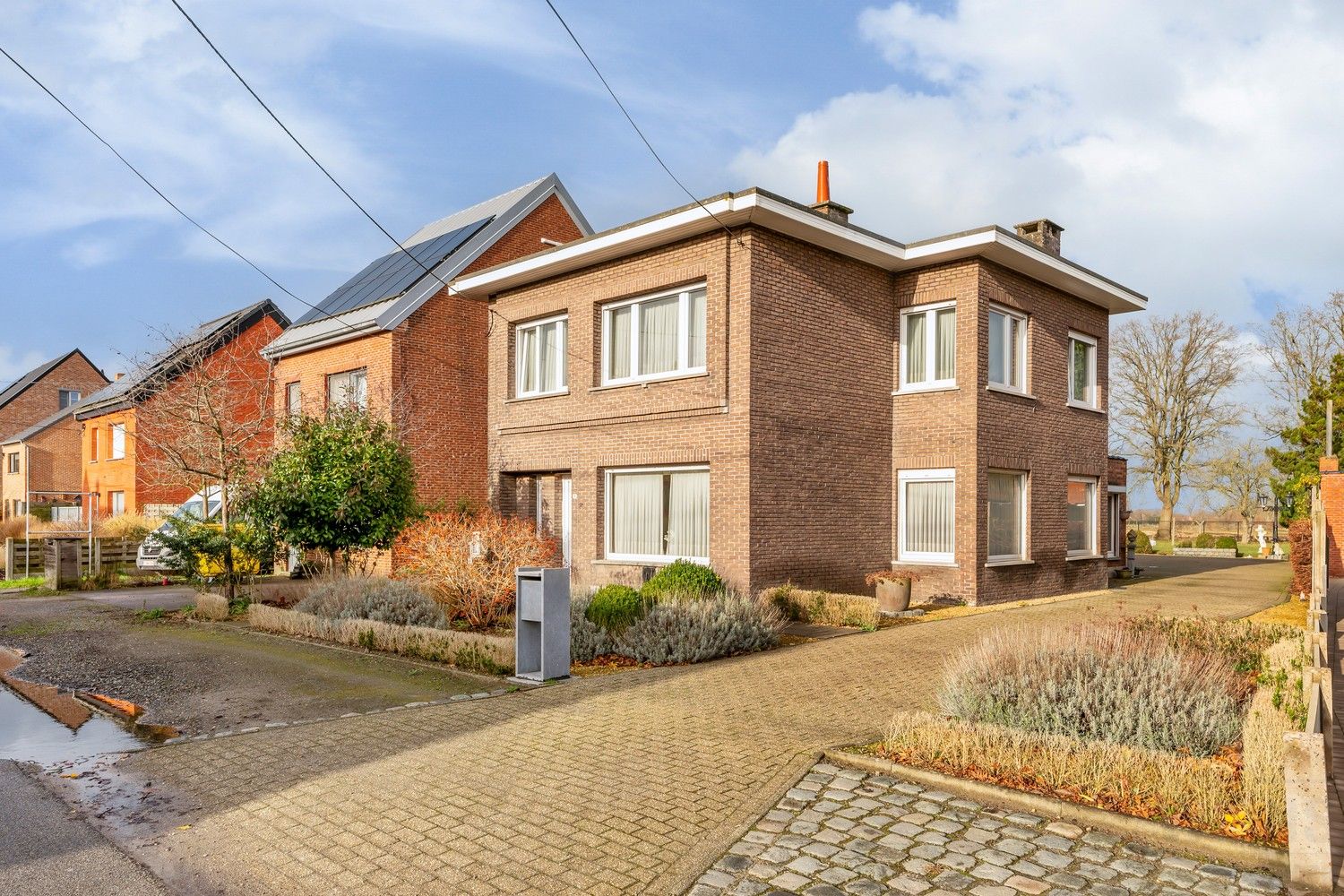 Hoofdfoto van de publicatie: Goed onderhouden woning met tuin.