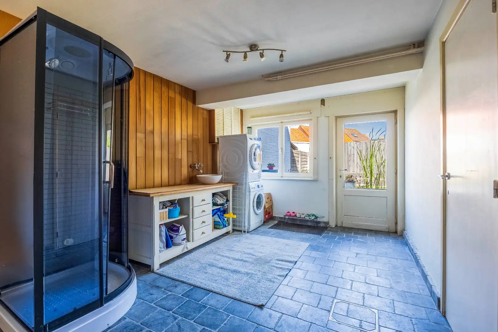 Instapklare bel-etagewoning met garage, zonnepanelen en aangename buitenruimte in het centrum van Heist. foto 12