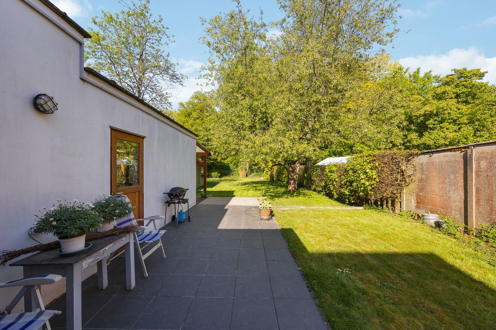 Goed onderhouden half open bebouwing met een zeer zonnige en privatieve tuin. foto 12