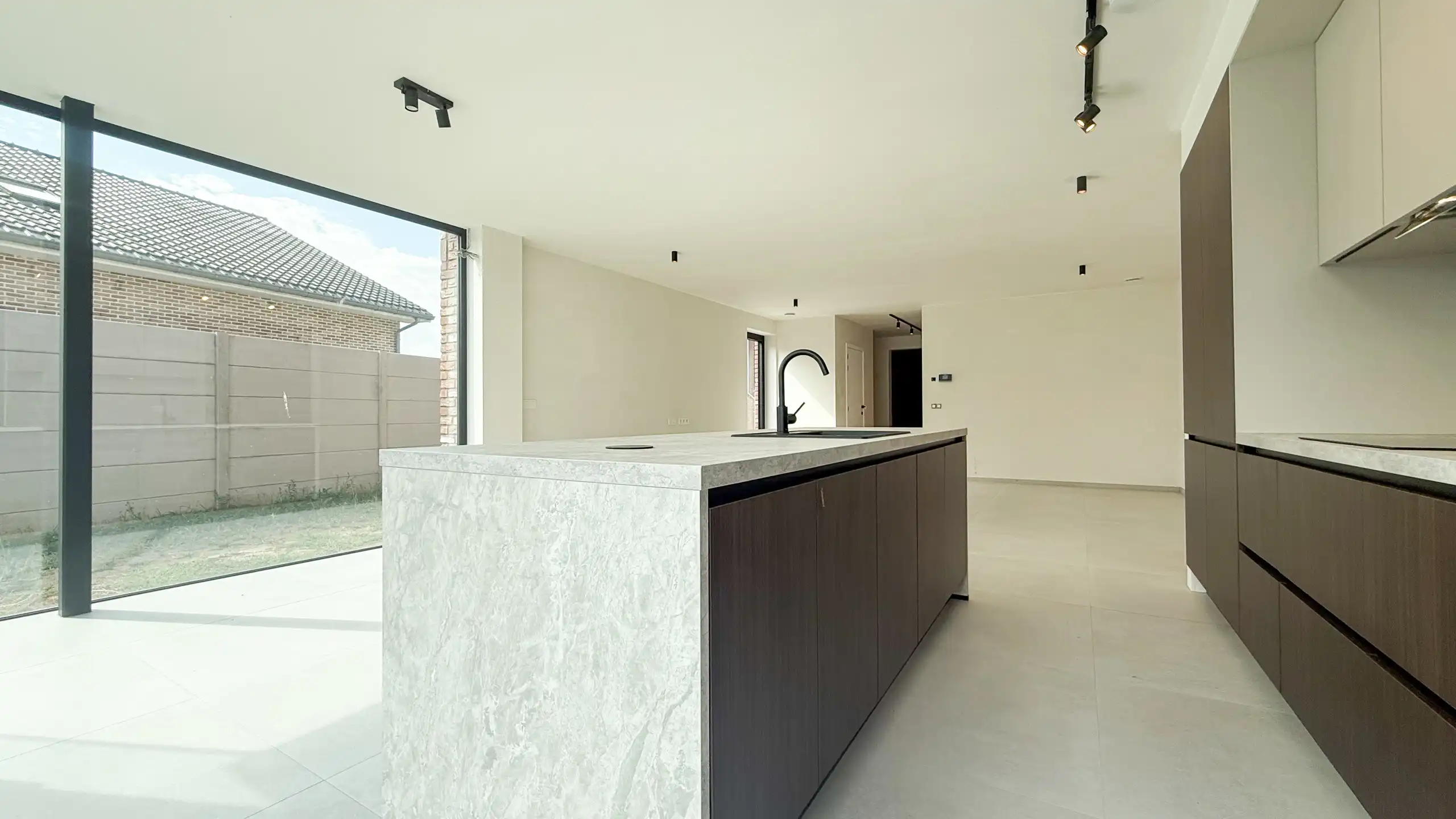 Kwalitatief afgewerkte nieuwbouwwoning op centrale ligging! foto 13