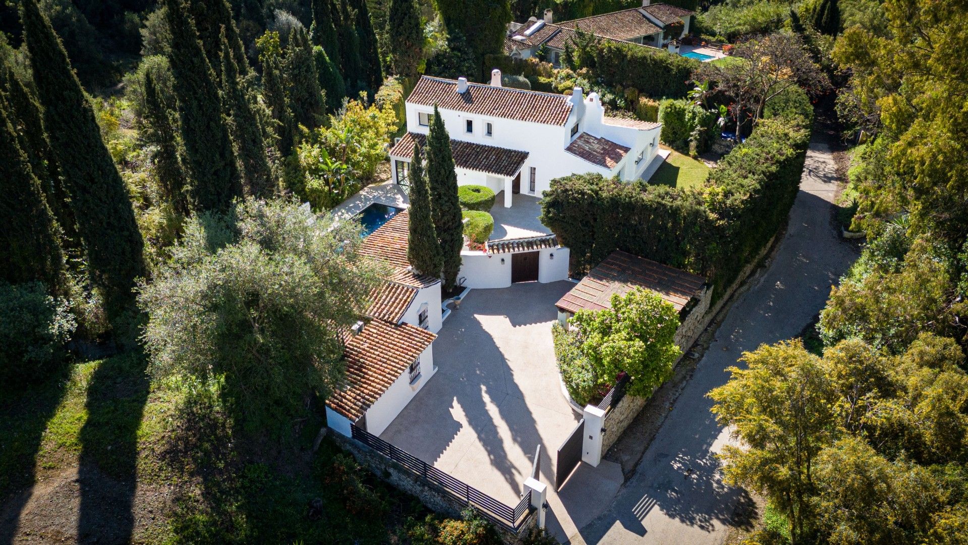 Gerenoveerde chique villa te Benahavis omgeven door een prachtig landschap. foto 28