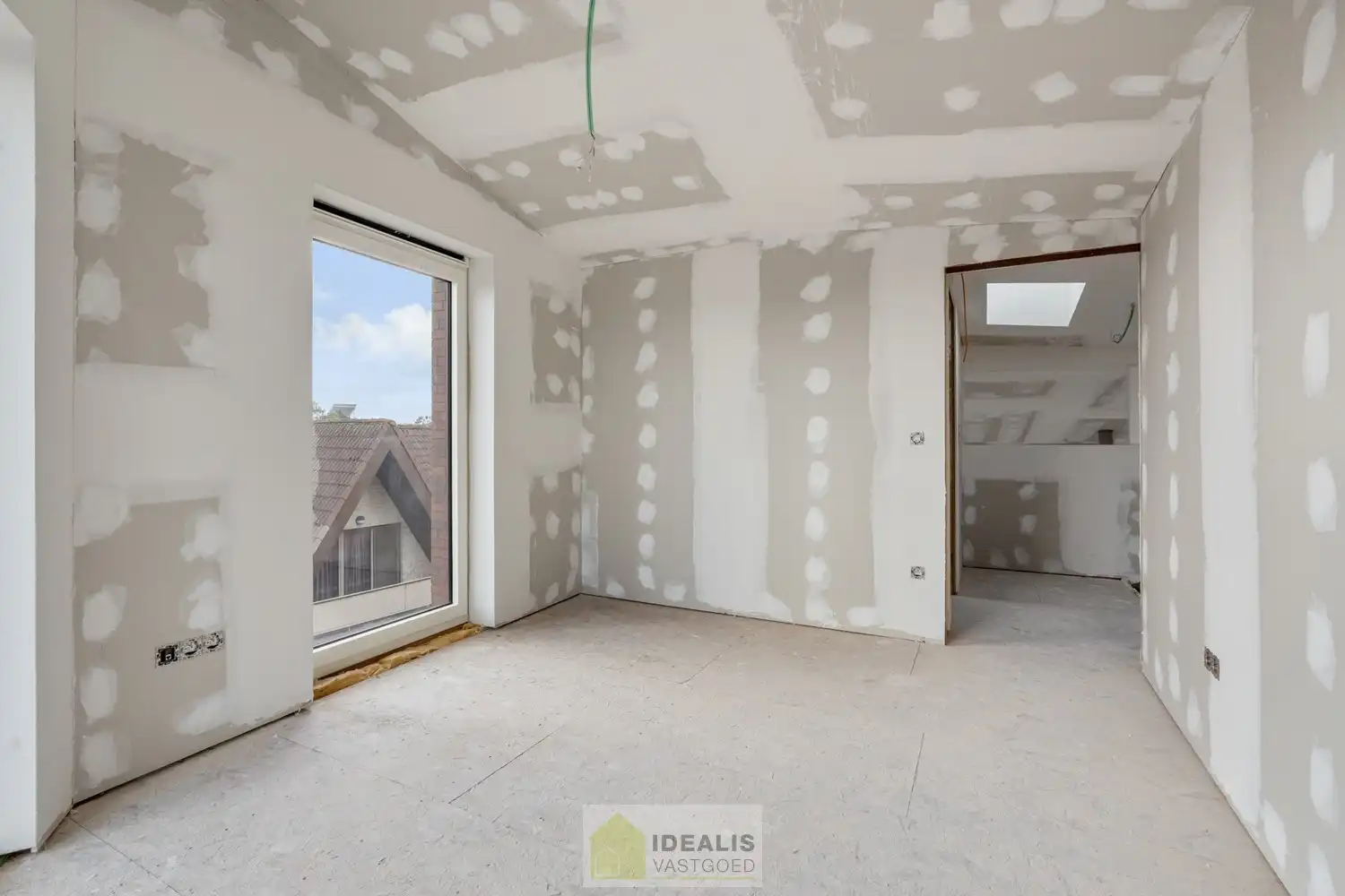 IDEALIS VASTGOED - PRACHTIGE CASCO+ PENTHOUSE MET EEN HEERLIJK LICHTRIJKE WOONKAMER MET OPEN KEUKEN EN AANSLUITEND ZEER RUIM TERRAS, 2 SLAAPKAMERS, BADKAMER, BERGPLAATS EN KELDERBERGING OP EEN GEGEERDE LOCATIE IN HET CENTRUM VAN PEER! Een aangename penthouse met een netto bewoonbare oppervlakte van +-102m² met veel lichtinval en grote glaspartijen en een ruim terras van maar liefst +- 22m², met apart kelderberging en fietsenstalling op een gegeerde locatie! Deze casco+ penthouse biedt op de 2de  verdieping een heerlijk ruime woonkamer met open keuken, een ruime inkom, een toilet, een bergplaats en toegang tot het ruim terras. Op de 3de  verdieping beschikt het penthouse over 2 slaapkamers en een badkamer. Een penthouse met vele troeven dus, nl. casco+ en nog volledig naar eigen smaak af te werken, een fijne locatie, veel lichtinval en ruime glaspartijen, zeer ruime leefruimte met open keuken, 2 slaapkamers, laag energieverbruik,… foto 16