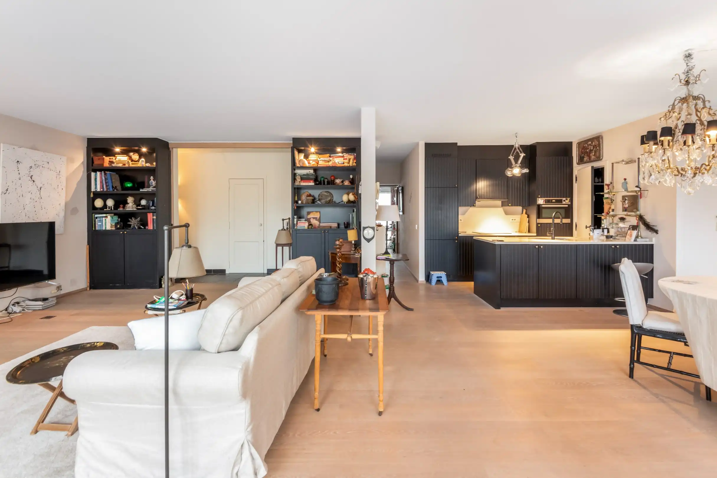 Ruim appartement (ca. 180m²) met een gevelbreedte van meer dan 13 meter, rustig gelegen, in het centrum tegenover de H. Hartkerk. foto 3