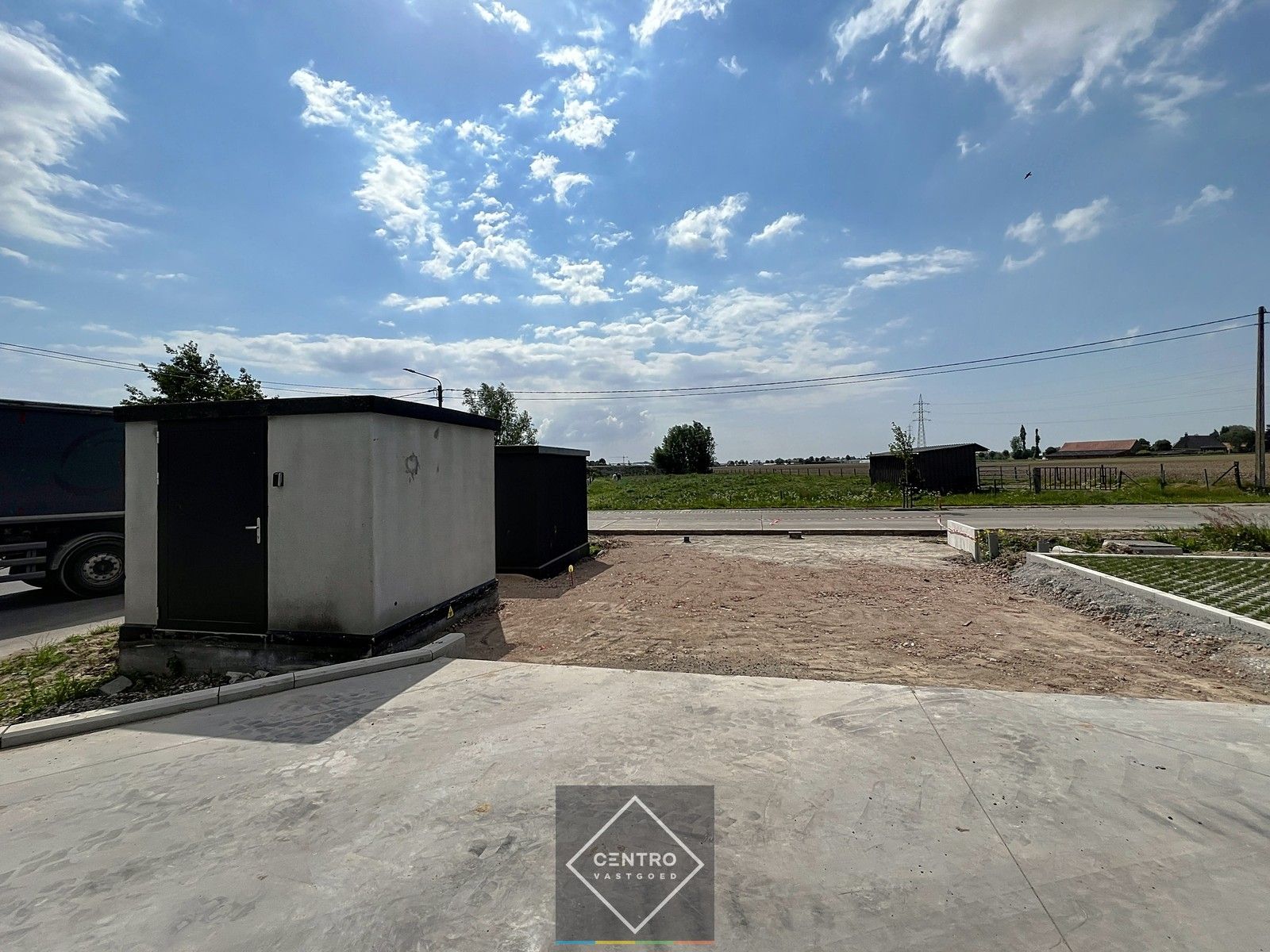 NB MAGAZIJN van 180m² (vrije hoogte 7m !) , voorzien van sectionaalpoort, deur, raam en 2 parkeerplaatsen te SLEIHAGE (Oostnieuwkerke). foto 13