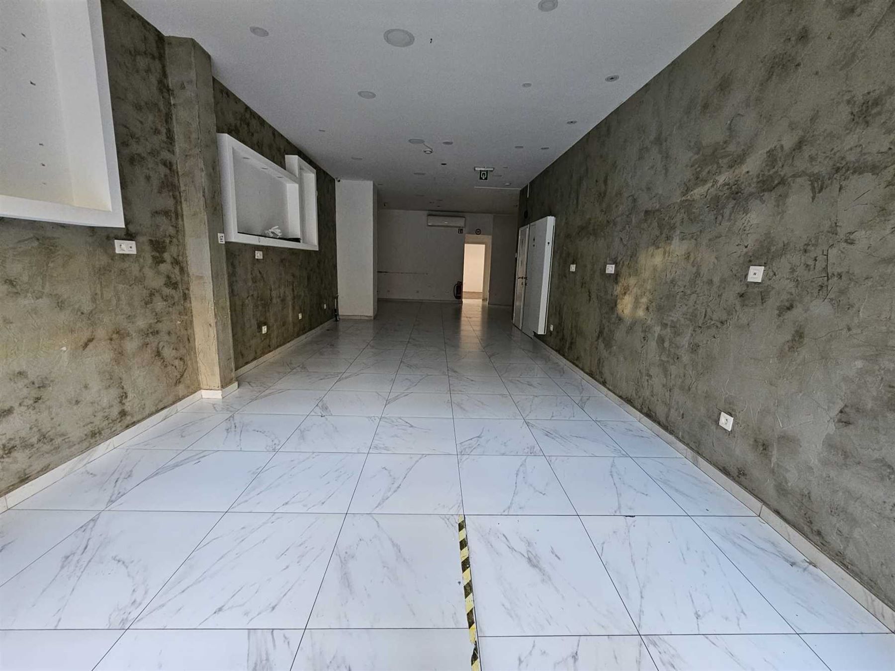 Zeer ruim handelsgelijkvloers op de Gitschotellei! foto 2