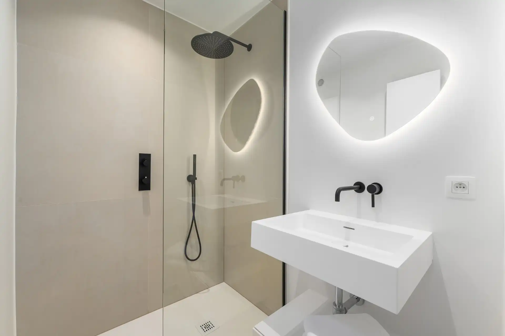 Tot in de puntjes gerenoveerd appartement foto 12