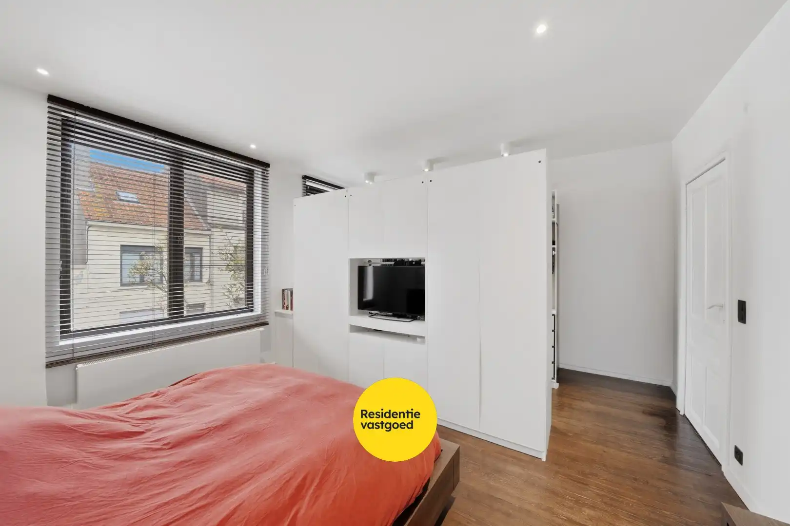 Volledig gerenoveerde woning met zonnige buitenruimte foto 15