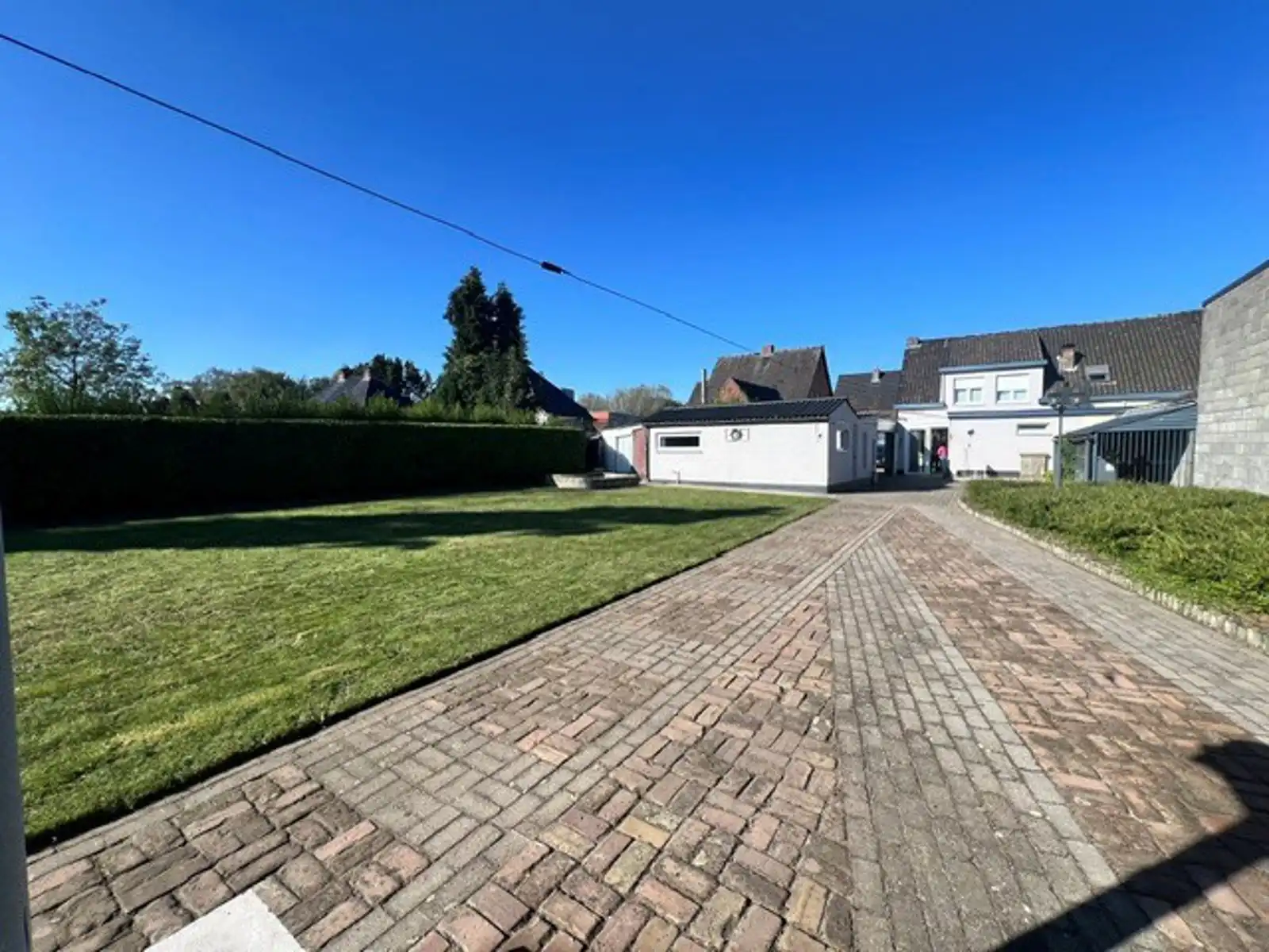 Halfopenbebouwing met 4 slaapkamers, garage en grote tuin. foto 2