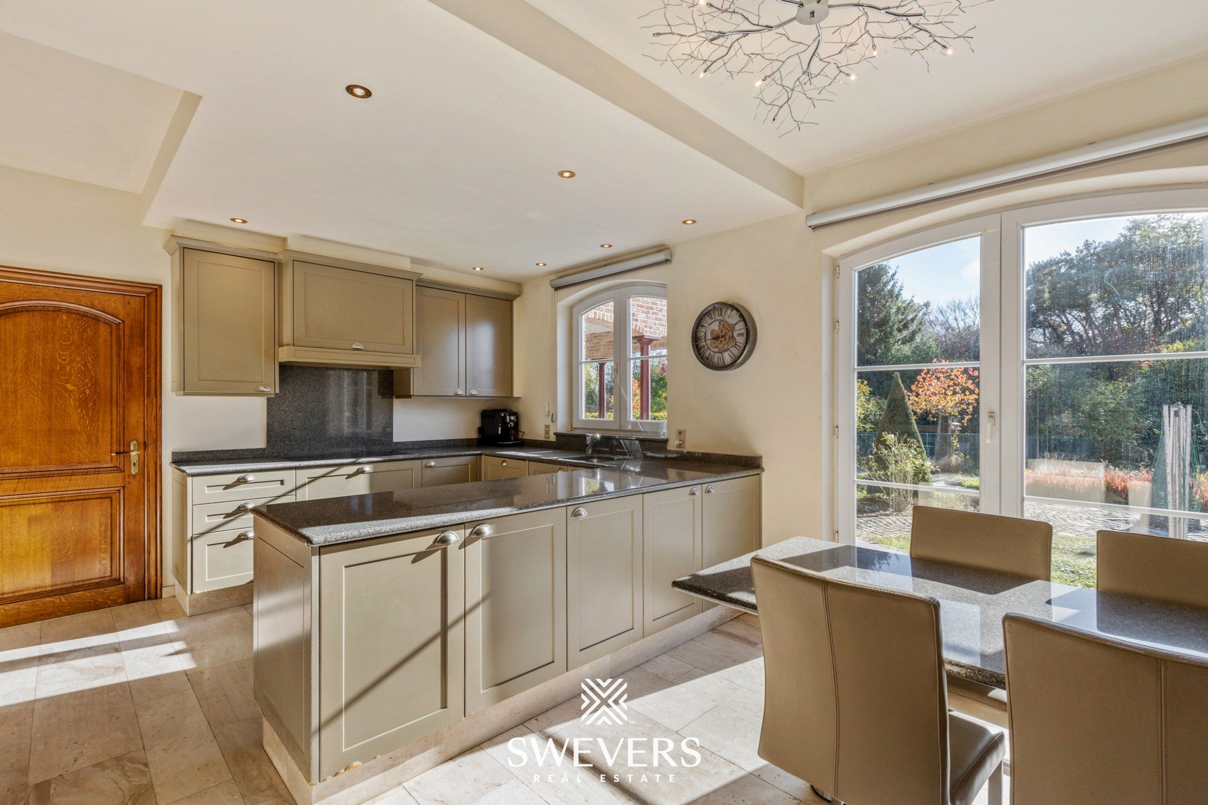 Ruime gezinswoning (282m²) met 4 slaapkamers te Lummen foto 11