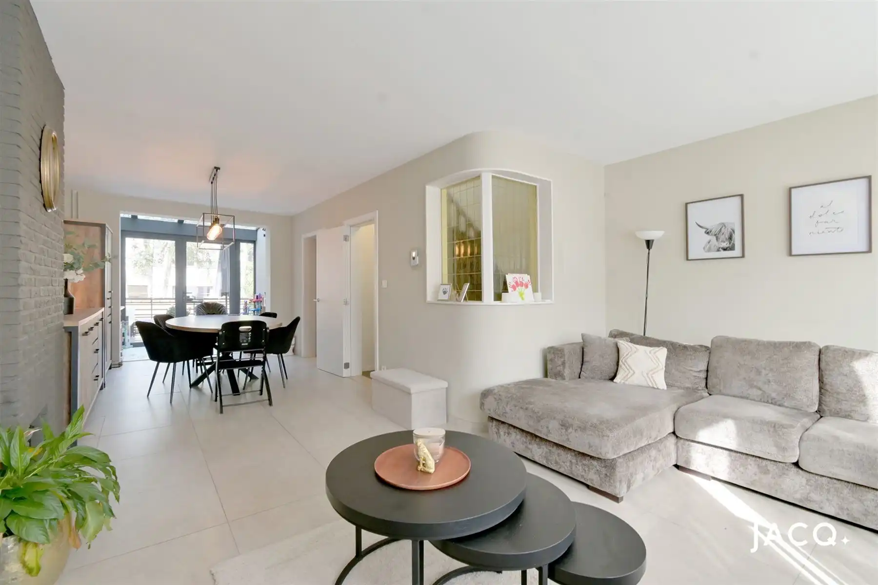Instapklare woning met 3 slpks, garage en tuin te Deurne! foto {{pictureIndex}}