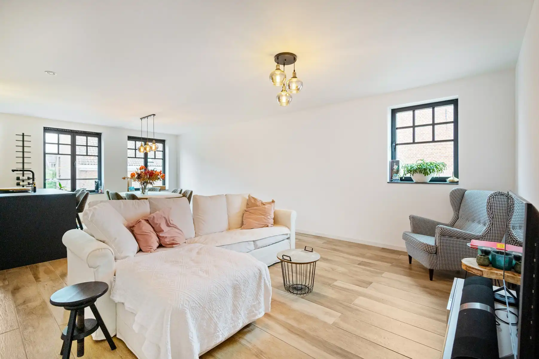 IN OPTIE !! Prachtig en recent appartement met terras en autostaanplaats in het hart van Pulle foto 6