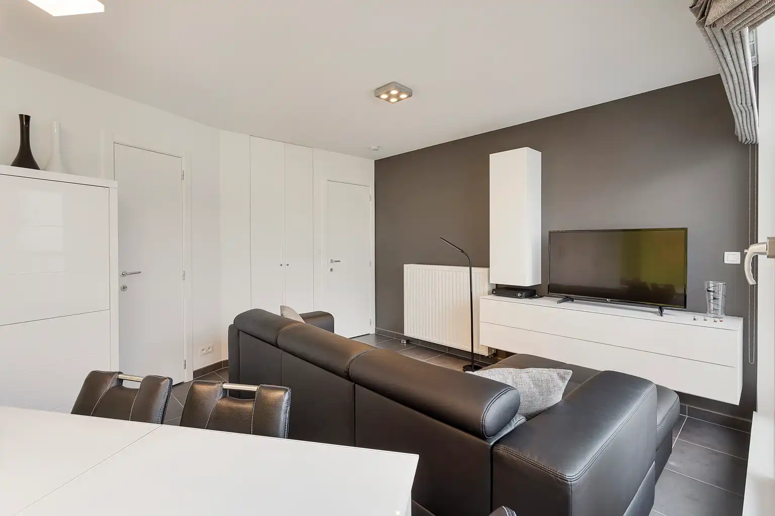 Appartement in goede staat met overdekte autostaanplaats foto 5