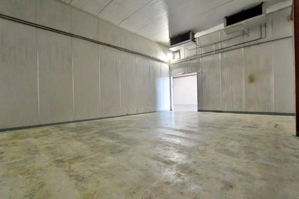 Ruime stockageruimte met frigoloodsen foto 11