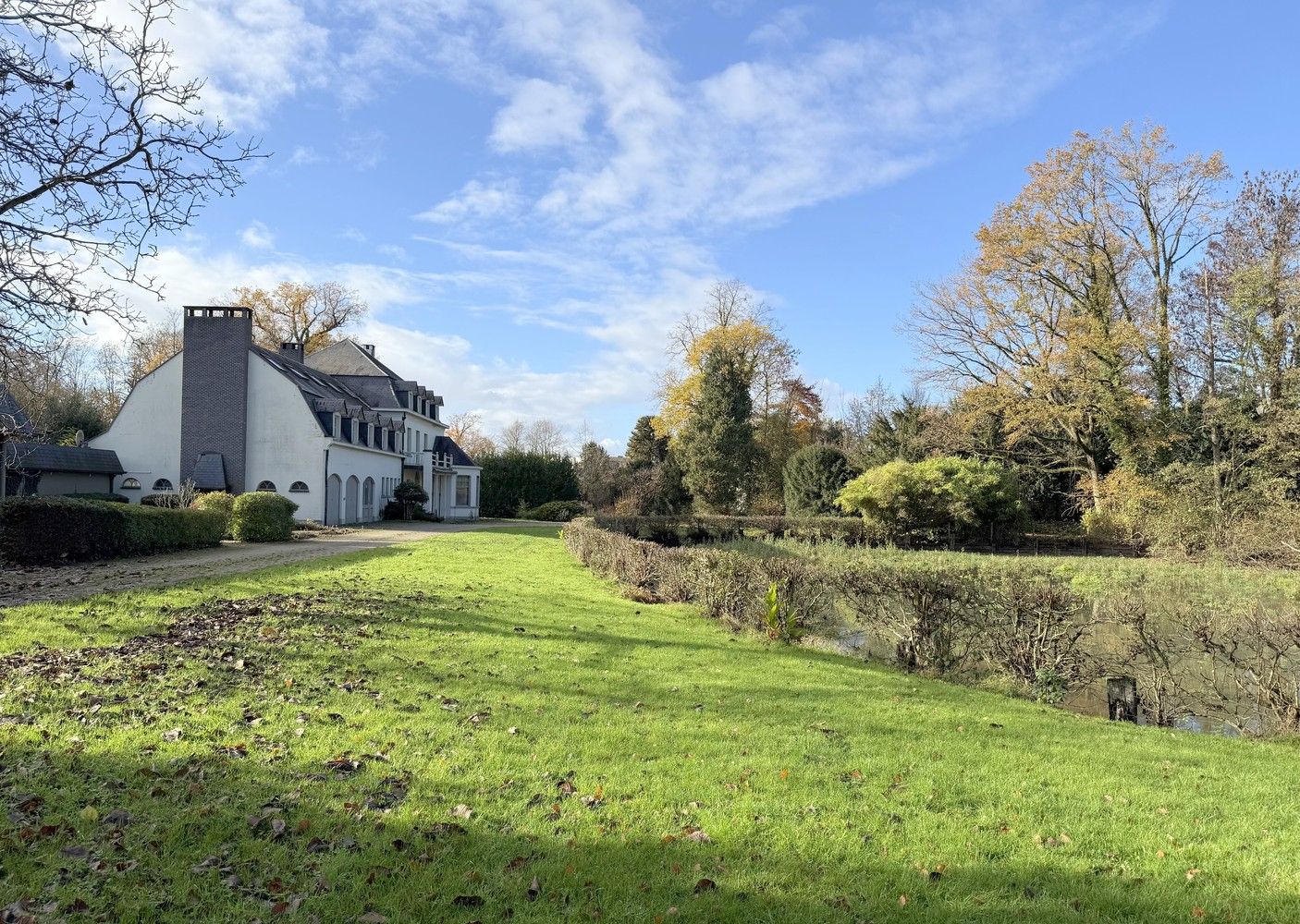 Kasteelvilla met karakter en eindeloze mogelijkheden foto {{pictureIndex}}