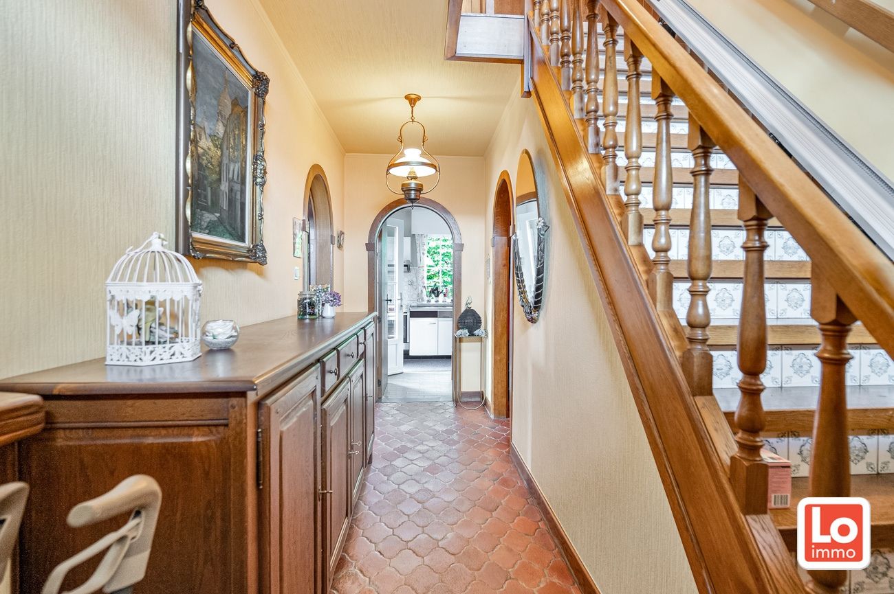 Degelijke alleenstaande woning met inpandige garage gelegen op een strategische locatie vlakbij Beervelde Dorp en het Park van Beervelde! foto 2