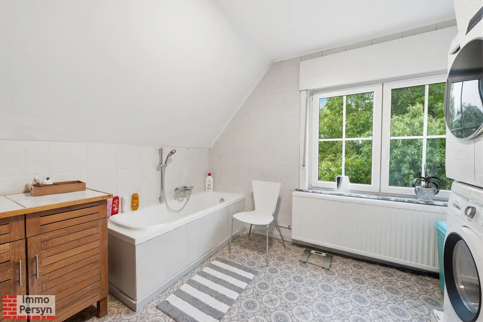 Charmante, gerenoveerde woning met carport en tuin foto 17