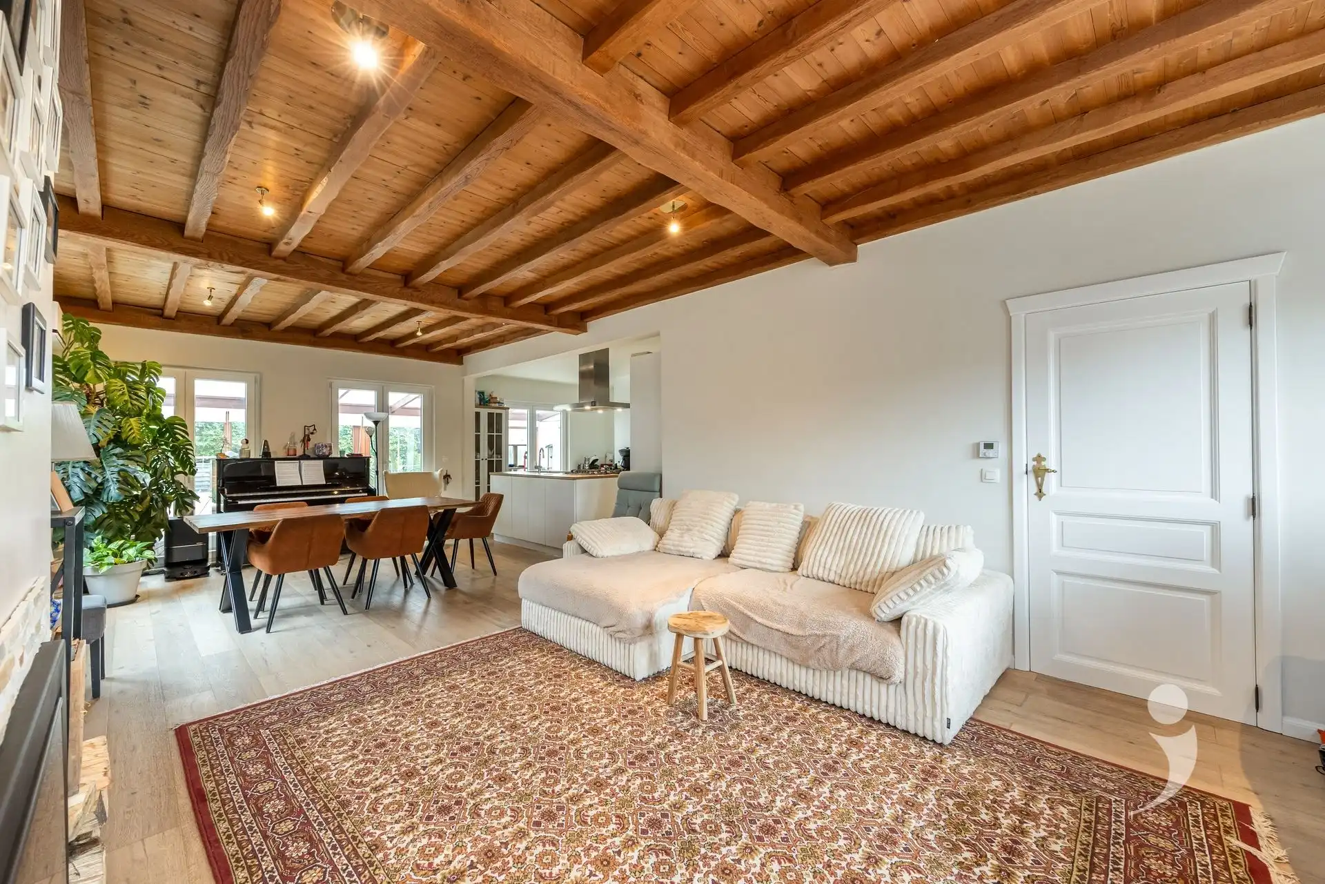 Gerenoveerde bungalow met zwembad in een rustige woonwijk foto 4