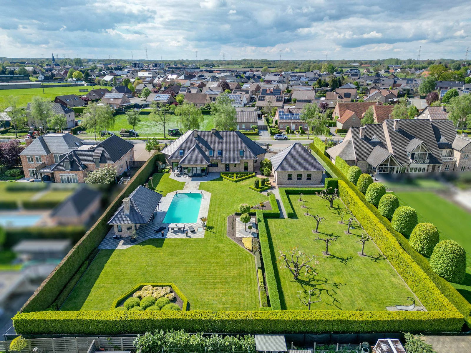 INSTAPKL. VILLA (446 M2) MET VERW. ZWEMB. OP 32A09CA TE BREE foto 3