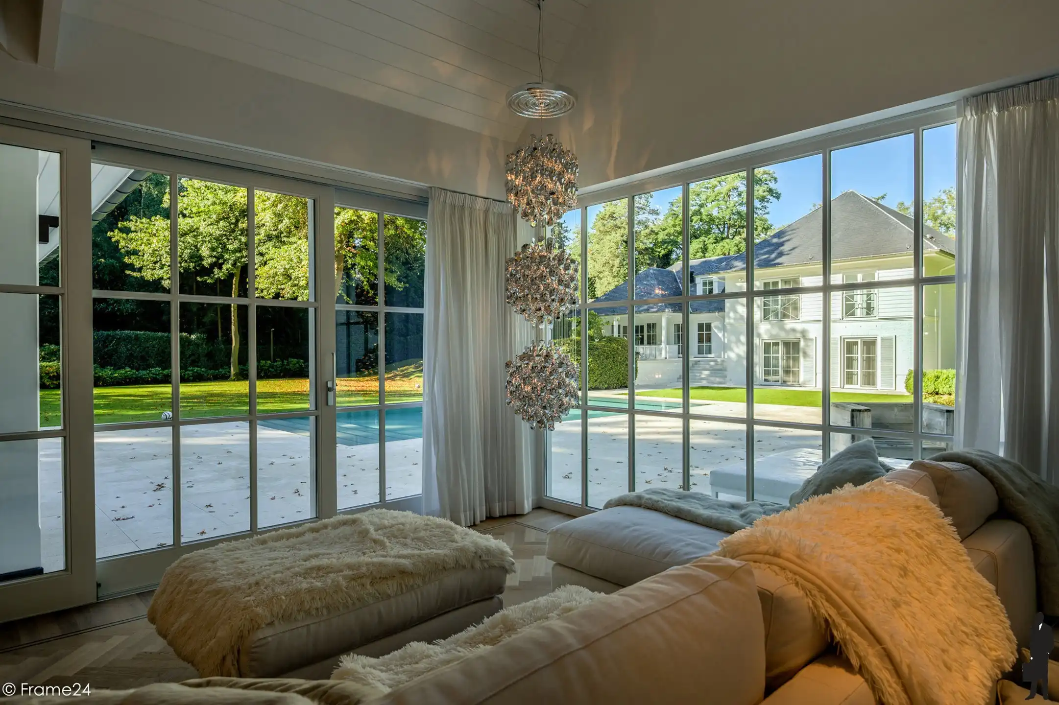 Prachtige villa + riant poolhouse op ca. 3.608m² foto 2