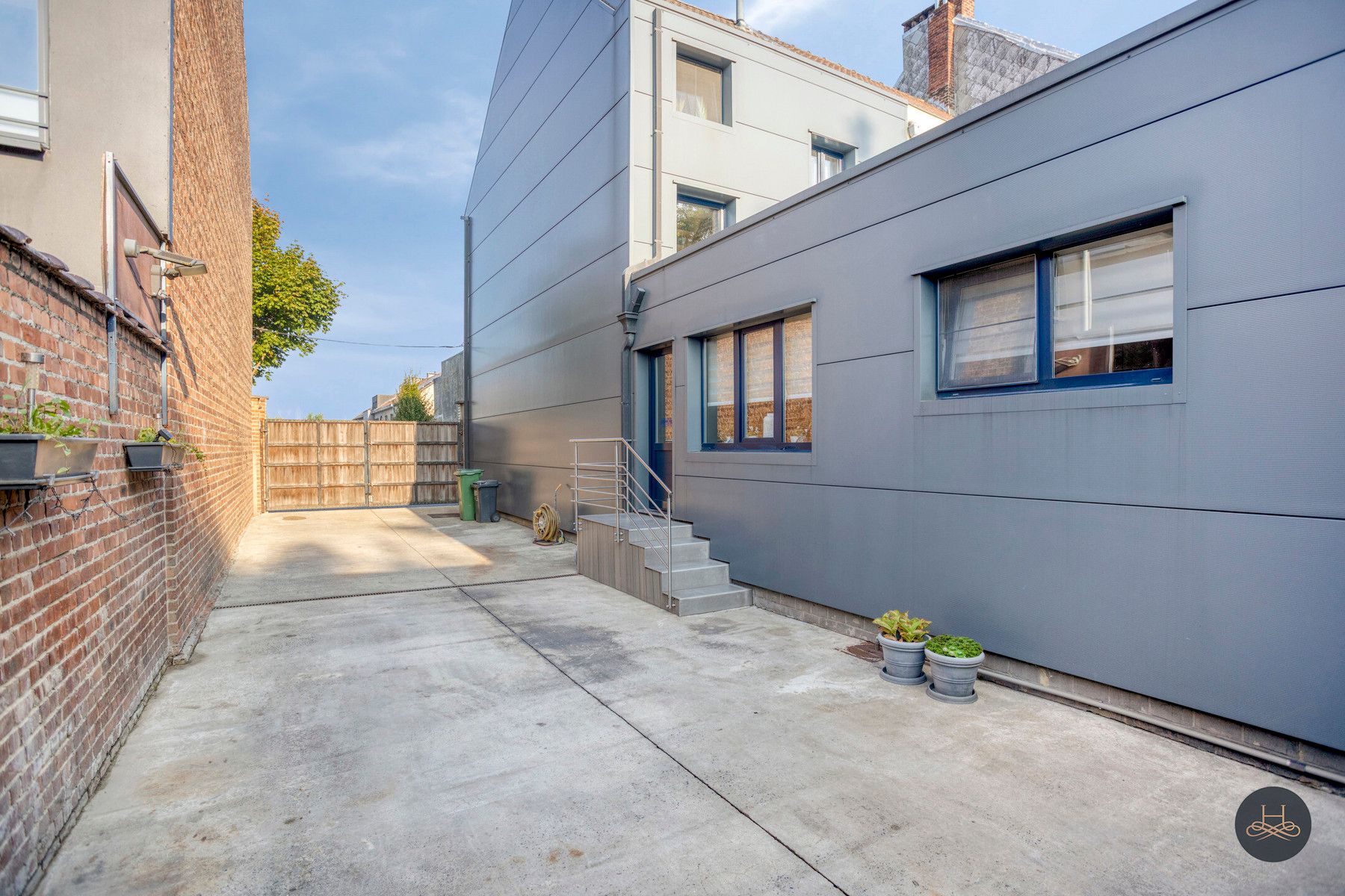 Instapklare ruime woning met tuin, oprit en royale garage foto 4