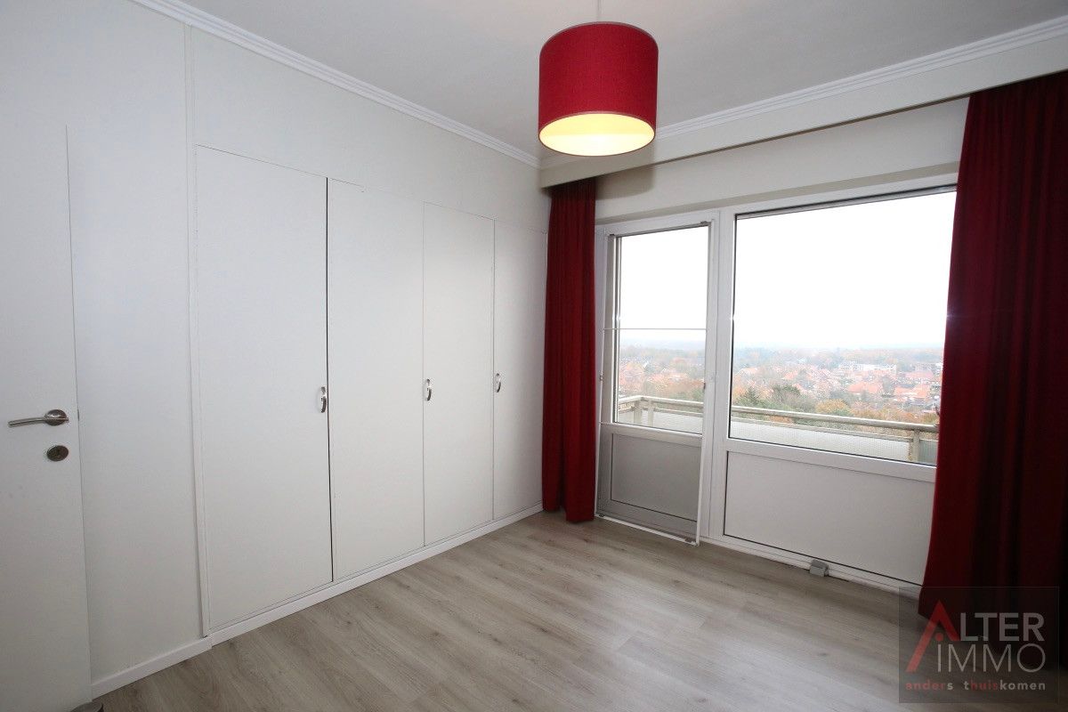 Gerenoveerd 2 slaapkamer appartement met prachtig uitzicht en ondergrondse berging. foto 15