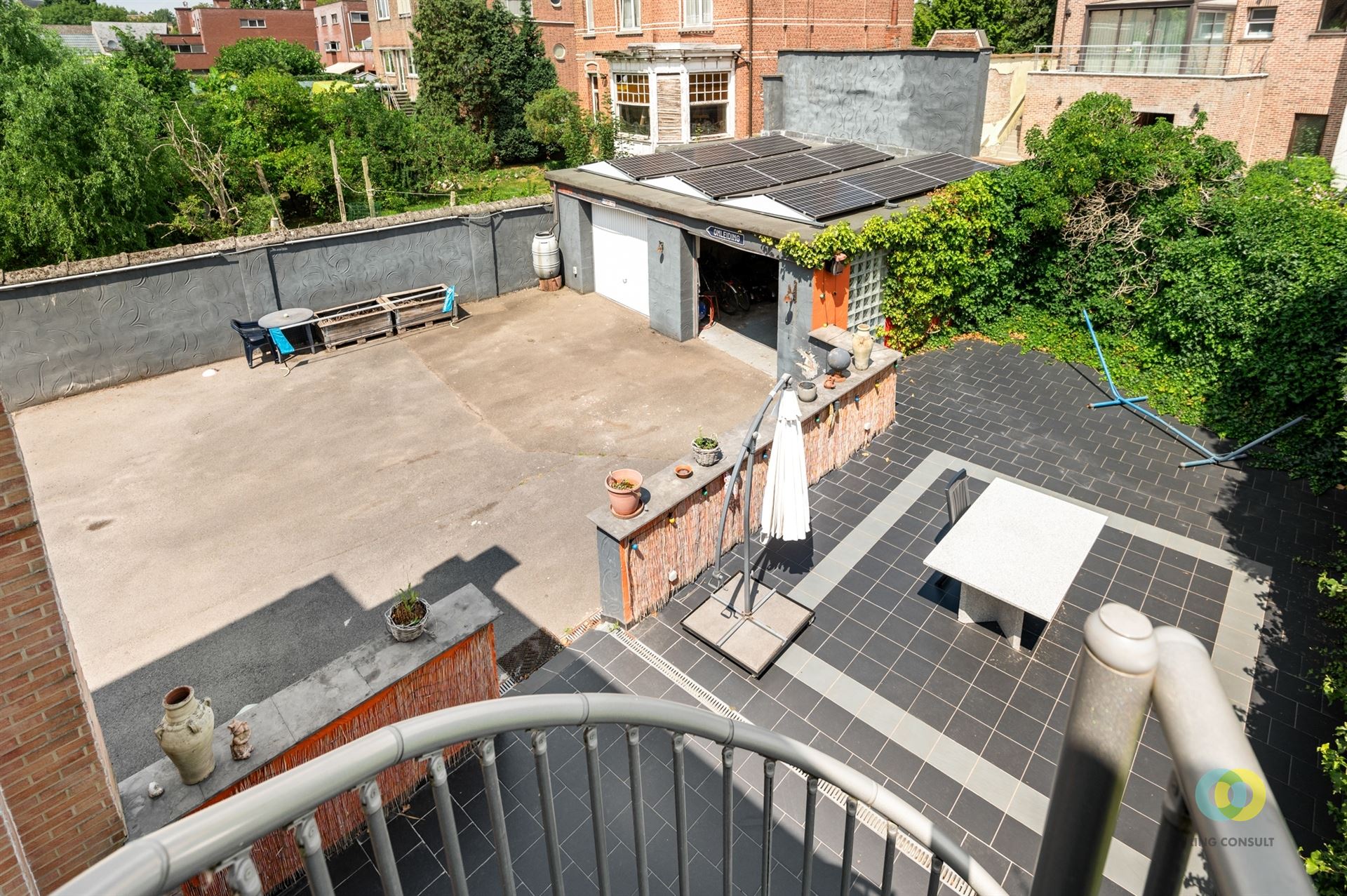 Ruime gezinswoning met garages en parking foto 7