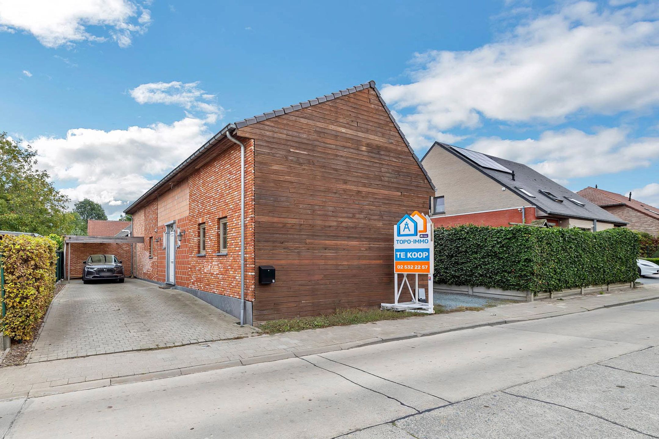 Instapklare woning te Ternat met drie slaapkamers, tuin en carport! foto {{pictureIndex}}