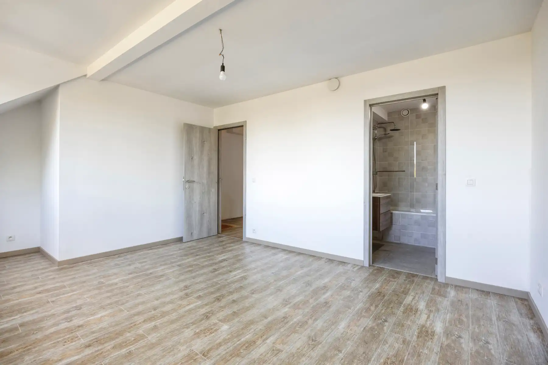 Nieuwbouw triplex met 4 slaap- en badkamers, tuin en parking foto 12